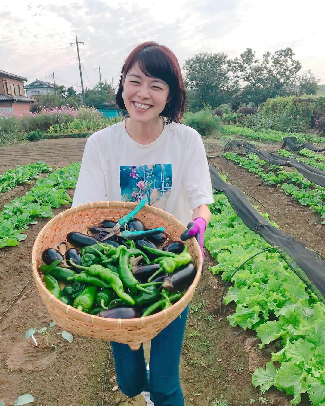 川瀬良子のインスタグラム：「はたけはたけはたけ〜♪  今年は 畑や田んぼに行くことが まったく出来なかったので 楽しくて楽しくて♪  打ち合わせに行かせていただいたのに、 「畑行きます？」と、 連れて行ってくれた山口さん @tansu.yamaguchi に大感謝♪  収穫させていただいたナスは、 お味噌汁にして食べました〜！ とっても美味しかったです😊🧡 ご馳走さまでした！  リベちゃん @rivet_button に 写真を撮って頂くという贅沢な畑時間♪  2枚目📸 そして、お2人とも ソラシタ @kriffmayer_official を 着て下さっていて これまためっちゃうれしぃ！  みんなでワイワイ農作業する時間は やっぱり、楽しいですね〜♪  蚊にたくさん刺されていましたが🤣👏🏻  来年は いっぱい畑に行けるといーなー😊😊😊  （夏休みの絵日記☀️みたいなまとめ🤣✏️）  #畑 #農作業 #農業女子 #ナス #ピーマン #収穫 #ソラシタ  #作業着 #workwear #クリフメイヤー  @kriffmayer_official  #作業着 #エーグル #AIGLE @aigle  #長靴 #東和コーポレーション @towa70  #野菜作り #家庭菜園」