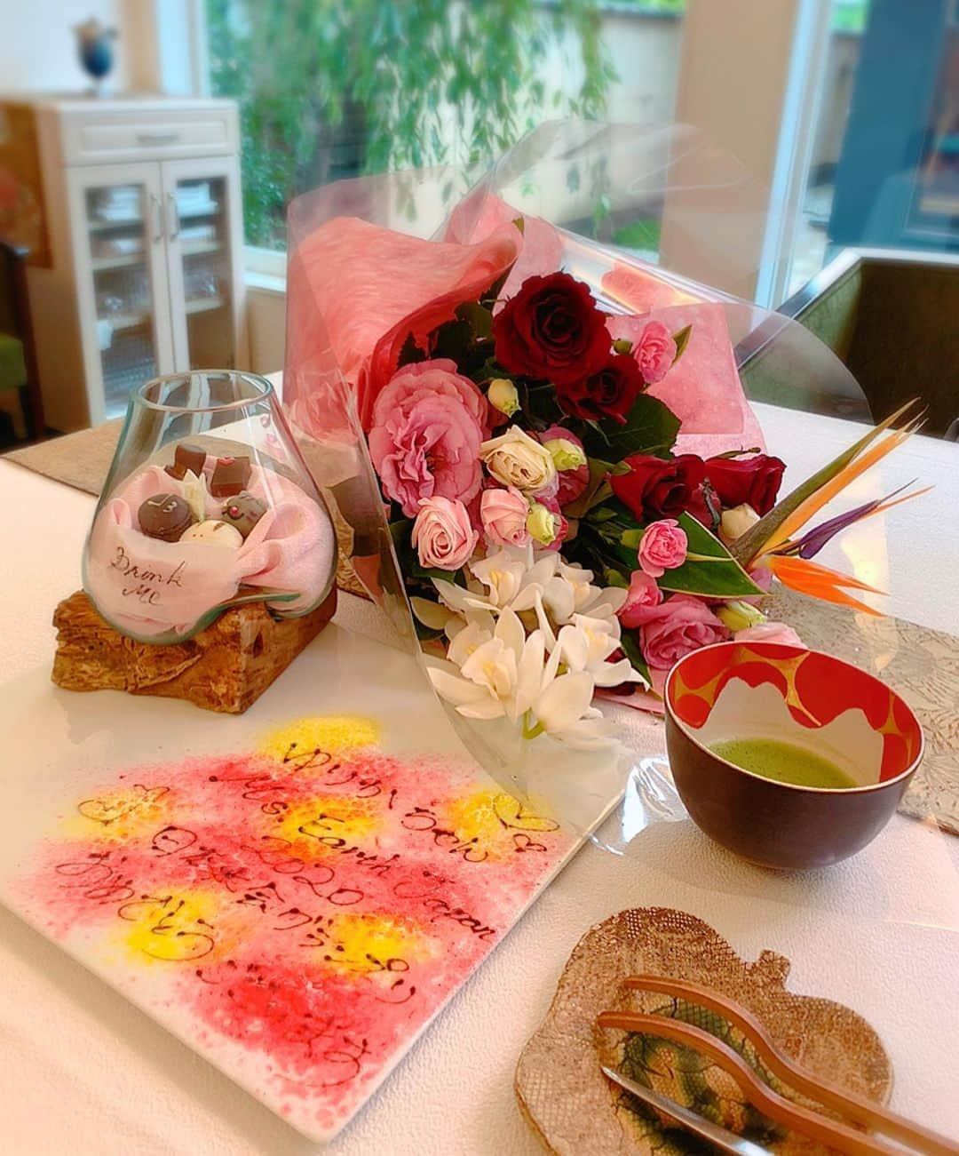 百合華さんのインスタグラム写真 - (百合華Instagram)「Thank you so much for the surprise celebration plate and bouquet 💐💕  @yukinko_710  @mayu_min333   #thx #thanks  #thankyou  #thankyousomuch  #surprise #サプライズ #celebration #御祝い #celebrationplate #御祝いプレート #bouquet #ブーケ #花束 #美女 #美魔女 #mrsmsearthjapan  #grandprix #gp  #グランプリ」10月6日 8時58分 - yurika.lovelily