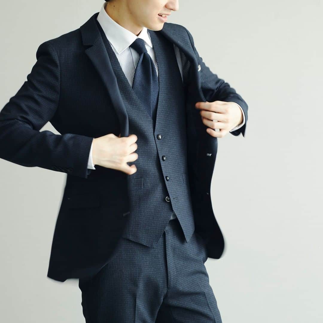 SUIT SELECT スーツセレクトさんのインスタグラム写真 - (SUIT SELECT スーツセレクトInstagram)「【3 PIECE】 かちっと見えて気温の変化にも対応できるのが3ピース。 ファッションを楽しむなら英国調のスキニー。 ・ SUIT ¥28,000 / SHIRT ¥3,800 TIE ¥3,800 / SHOES ¥12,000 (すべて税別) ・ ・ ・ #suit #スーツ #suitselect #スーツセレクト #スーツのある日常 #LEO ・ #メンズ #メンズファッション #メンズコーデ #ビジネス #シャツ #ストレッチ #ニューノーマル ・ #fashion #ootd #outfit #mens #mensfashion #menscode #2020 #2020aw #aw #bussines #3piece #skinny #supernoniron #stretch #softtouch #slim #4S」10月6日 9時02分 - suitselect_japan_official