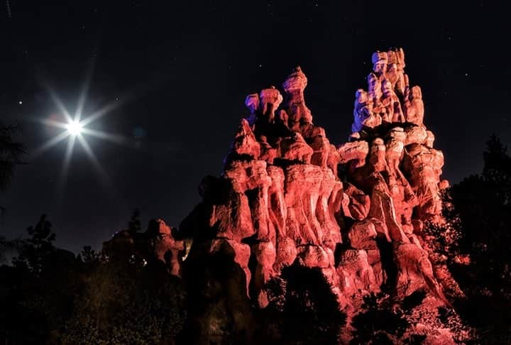 ディズニーランドさんのインスタグラム写真 - (ディズニーランドInstagram)「Check out this haunting round-up of when night falls on Disney destinations around the world 🌒on the @DisneyParksBlog #DisneyMagicMoments✨ #DisneyHalloMoments」10月6日 9時02分 - disneyland