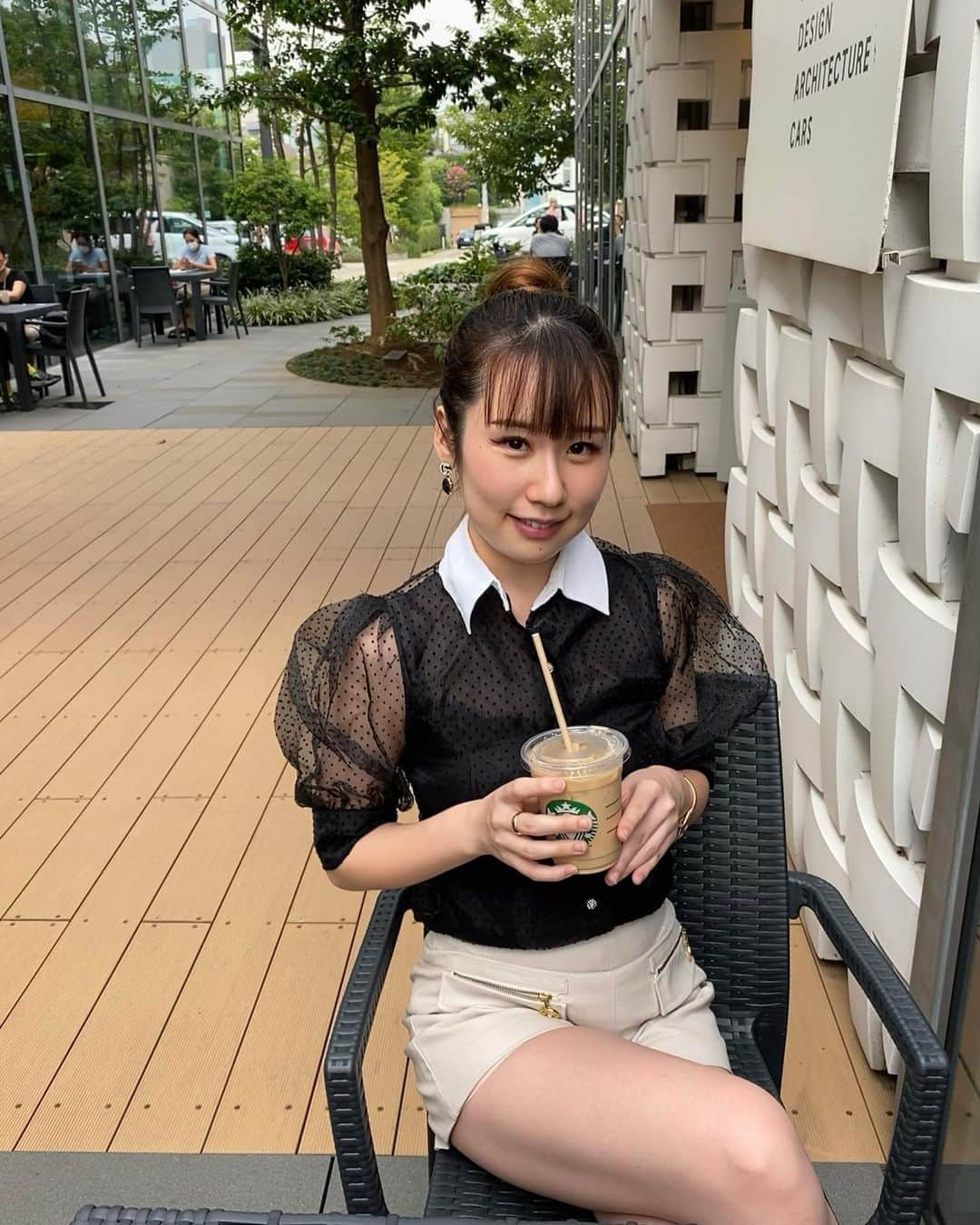 のインスタグラム：「コーヒー☕️は飲めないので、いつもストレートティーです😊✨ 最近スタバ率が上がった〜  #starbucks #スタバ #cafe #coffee #カフェ #スターバックス #팔로우 #팔로우미 #소통 #팔로우환영 #写真好きな人と繋がりたい #tagsforlikes #followme #instalike #outfitoftheweek #outfitinspiration #instaoutfit #outfitlove #cafestagram #fashion  #photo #likeforlikes  #photooftheday #instagood #igers #좋아요  #coodinate #fashiongram #style #goodmorning」