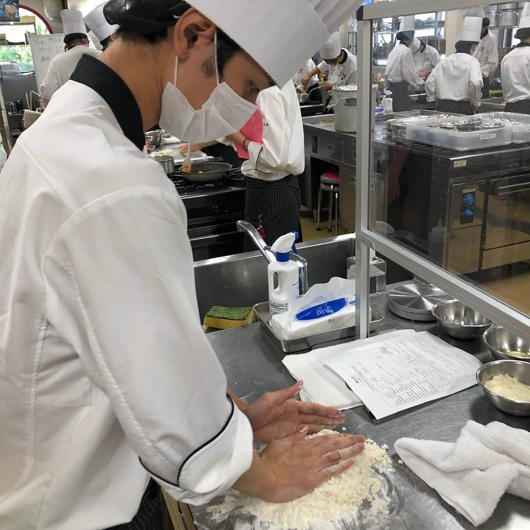 東京ベルエポック製菓調理専門学校さんのインスタグラム写真 - (東京ベルエポック製菓調理専門学校Instagram)「製菓調理師科1年生の特別授業  今日はイタリアICHIFの講師野沢先生の特別授業です。ニョッキとリゾットを作っています🍝  本場のイタリア料理を教えてくださっています🇮🇹 リゾットに使用する米の特徴や調理法、普段食べるニョッキと本場との違いなど、みんな熱心に受講しています。  #製菓調理師 #西洋料理 #リゾット #イタリア #特別授業」10月2日 12時04分 - belleseika