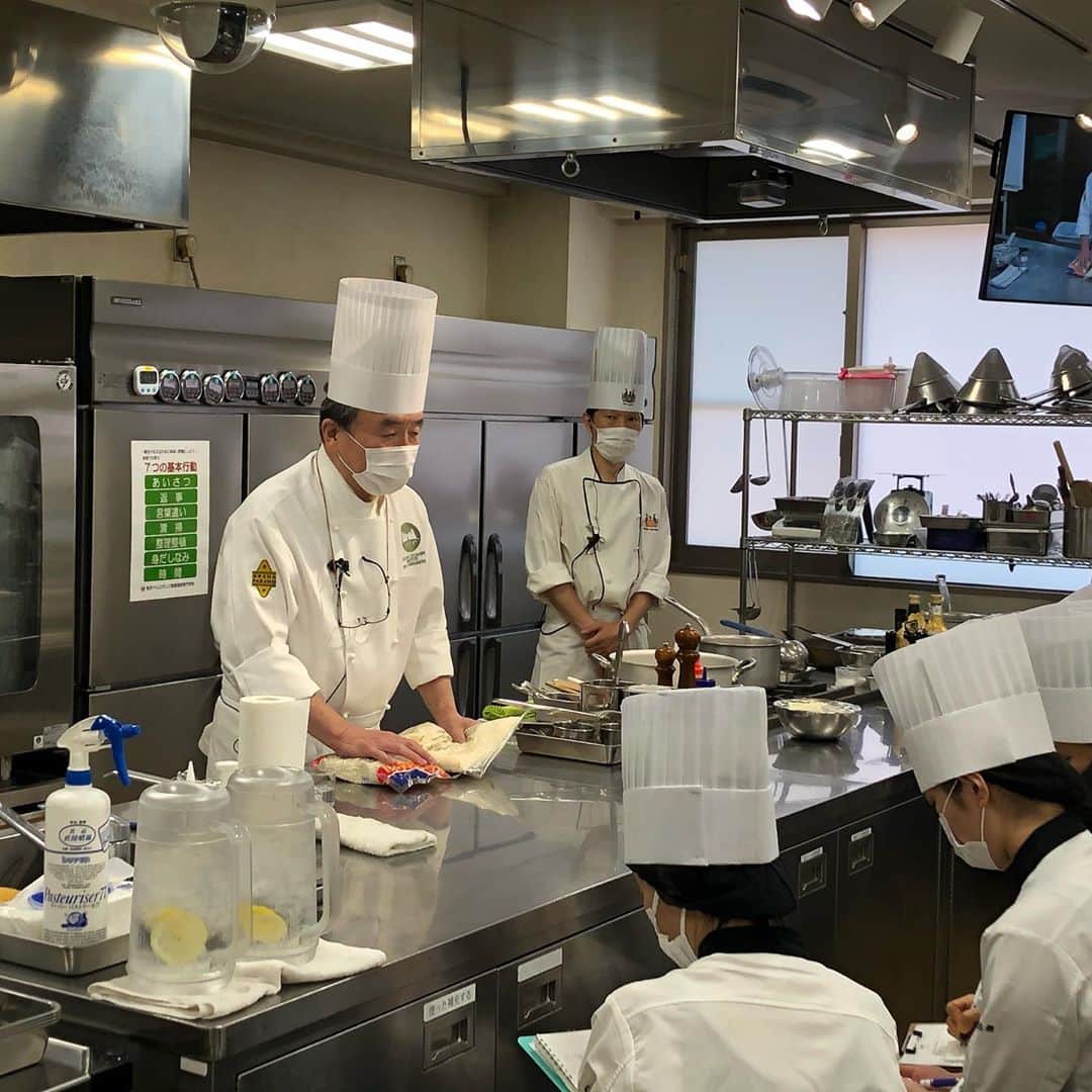 東京ベルエポック製菓調理専門学校さんのインスタグラム写真 - (東京ベルエポック製菓調理専門学校Instagram)「製菓調理師科1年生の特別授業  今日はイタリアICHIFの講師野沢先生の特別授業です。ニョッキとリゾットを作っています🍝  本場のイタリア料理を教えてくださっています🇮🇹 リゾットに使用する米の特徴や調理法、普段食べるニョッキと本場との違いなど、みんな熱心に受講しています。  #製菓調理師 #西洋料理 #リゾット #イタリア #特別授業」10月2日 12時04分 - belleseika