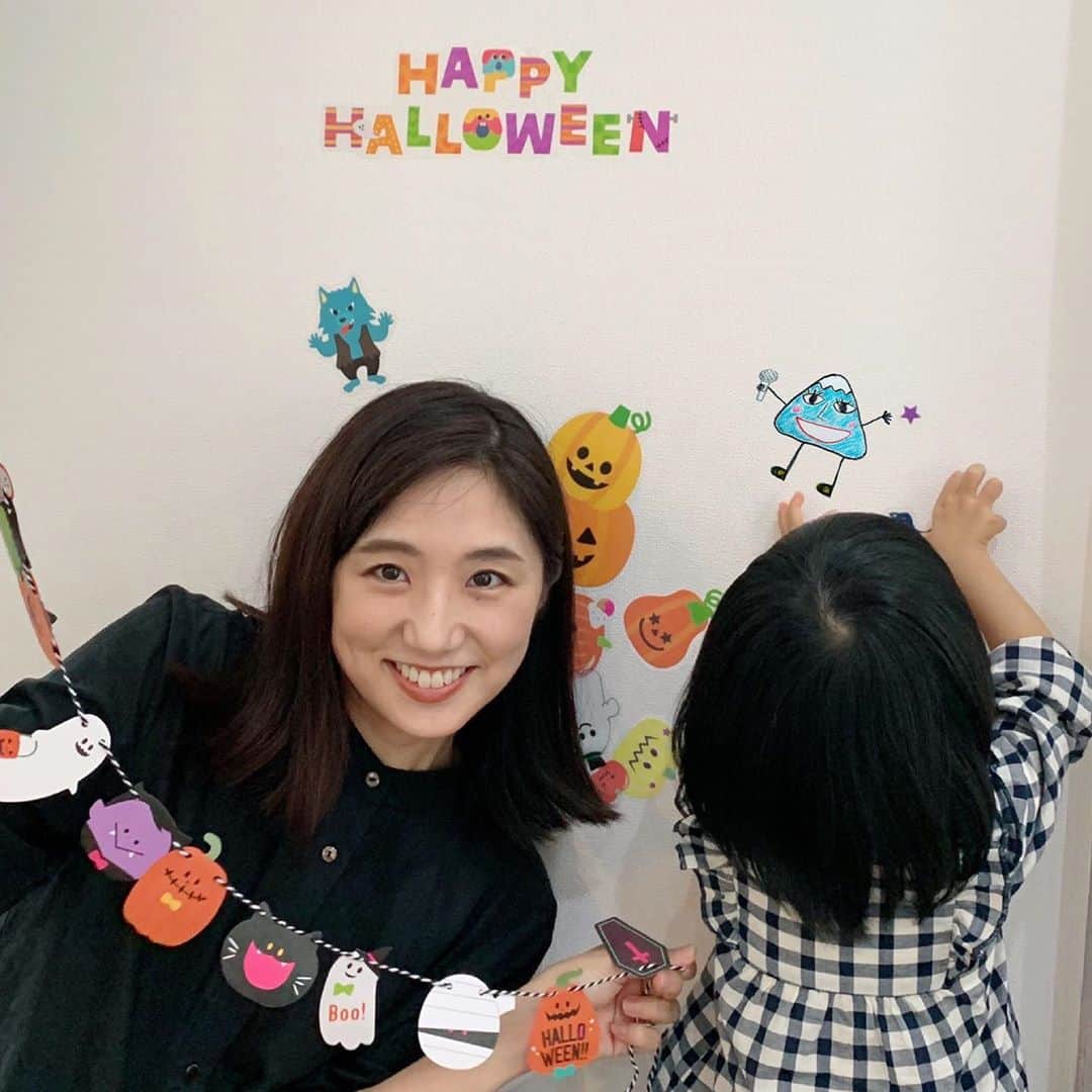 フジテレビアナウンサーのインスタグラム：「こんにちは、松村未央です。 田淵さんからのバトン受け取りました！靴磨き、素晴らしい習慣ですね✨  先日、娘とハロウィーンの飾り付けをしました。と言っても、リビングの壁にウォールステッカーを貼っただけです🎃とても簡単に季節感を味わえるので、イベント前はいつもステッカーが大活躍！  娘は喜んで夢中になってペタペタ貼っていました。何枚も重ねていくのが得意のようで、、、出来上がりは唯一無二の作品に😂お昼寝中こっそり手直ししました🤫  お家で過ごすハロウィーンも飾りが少しあるだけで気分が上がりますよ👻✨  さて、次は酒主アナ、ゴルフ好きというのは知っているけれど、、、最近どのように過ごしているか教えてください！  #フジアナむすび #松村未央 #フジテレビアナウンサー」