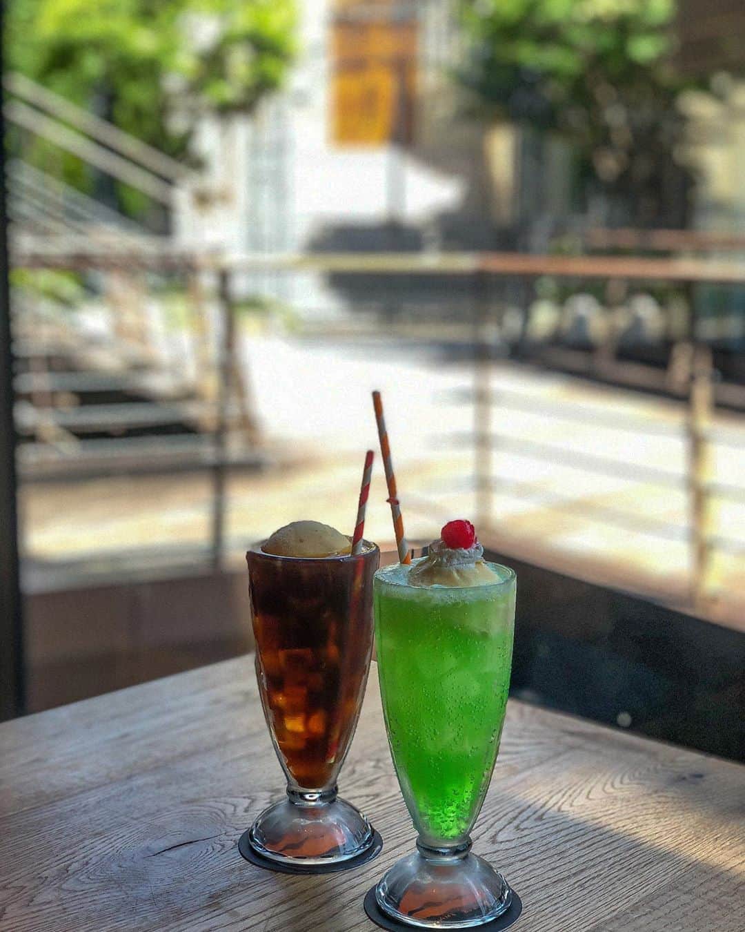 のインスタグラム：「. 暑いから冷たいものが飲みたい🥵🍹 甘いものが食べたいけどシェイクは多いかな😲💭  そんな時にはドリンクにアイストッピング🍨でフロートにしてはいかがですか？？😆  子供の頃からの憧れメロンソーダ💕 大人の贅沢コーヒーフロート💫 どんな組み合わせでも間違いなしです！！  もちろんドリンクだけ🥤も大歓迎です💕 UMAMIバーガーでお待ちしてます😋🍨  #コーヒーフロート #メロンソーダ #メロンソーダフロート #coffeebreak #イートイン　 #eat #umamiburger  #umamiburgerjpn  #ウマミバーガー #ウマミバーガー青山店  #ウマミバーガーみなとみらい店  #ハンバーガー #hamburger #グルメバーガー #gourmetburger #maketoorder  #旨味　 #🍔 #🍔🍟  #🍔❤️  #🍔🍟🥤」