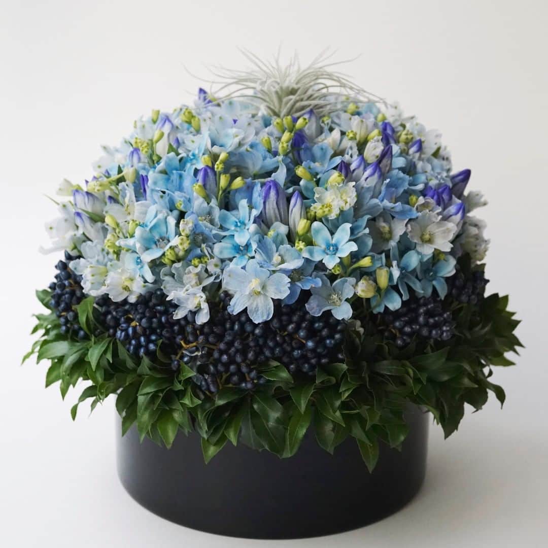 SPURさんのインスタグラム写真 - (SPURInstagram)「青の濃淡にほれぼれです。 エルメスからショーのインビテーションとともに、素敵なフラワーアレンジメントが届きました。 アセボにビバーナムティナス、リンドウにデルフォニウム。 頂点のエアプランツの愛嬌ある表情に、思わずくすっとしてしまいます。  日本時間の3日土曜日22時に2021SSウィメンズコレクションがエルメスの公式サイトで発表されます。花の色彩を心に焼き付けながら、発表を待ちわびています。  #SPUR編集G #エルメス #SPUR #spurflower  #HERMES #jardinsdesfleurs #ビバーナムティナス #リンドウ #デルフォニウム #花束 #pfw #parisfashionweek #2021ss #pfw2021ss」10月2日 12時00分 - spurmagazine