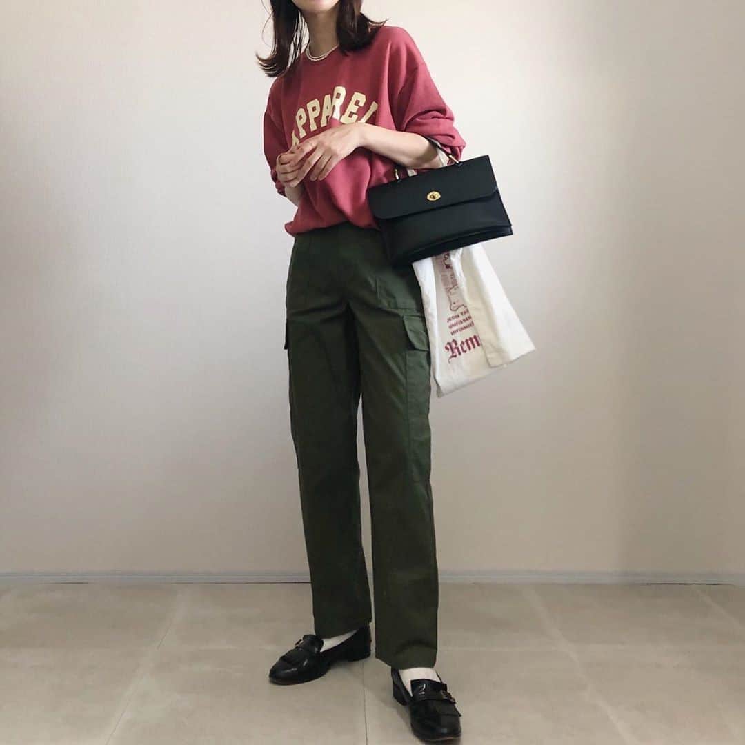 DHOLIC SNAPのインスタグラム：「@asakokoko10さんの#dholicsnap⁠ 　⁠ TOPS：@dholic_official⁠ 　⁠ 【STYLE】⁠ #ontheriver⁠ #APPARELスウェット⁠ 全3色￥3,388(税込)⁠ 　⁠ みなさんもぜひ#dholicsnap をつけて⁠ コーディネートを投稿してください📸💕⁠ 　⁠ ※上記以外のご着用アイテムにつきましては品切れ商品、または、私物となります。⁠ 　⁠ #DHOLIC#dholicism#fashion#ootd⁠ #プチプラコーデ#今日のコーデ#今日の服⁠ #スウェット#スウェットコーデ#プチプラコーデ⁠ #秋服#シンプルコーデ#大人カジュアル#ファション」