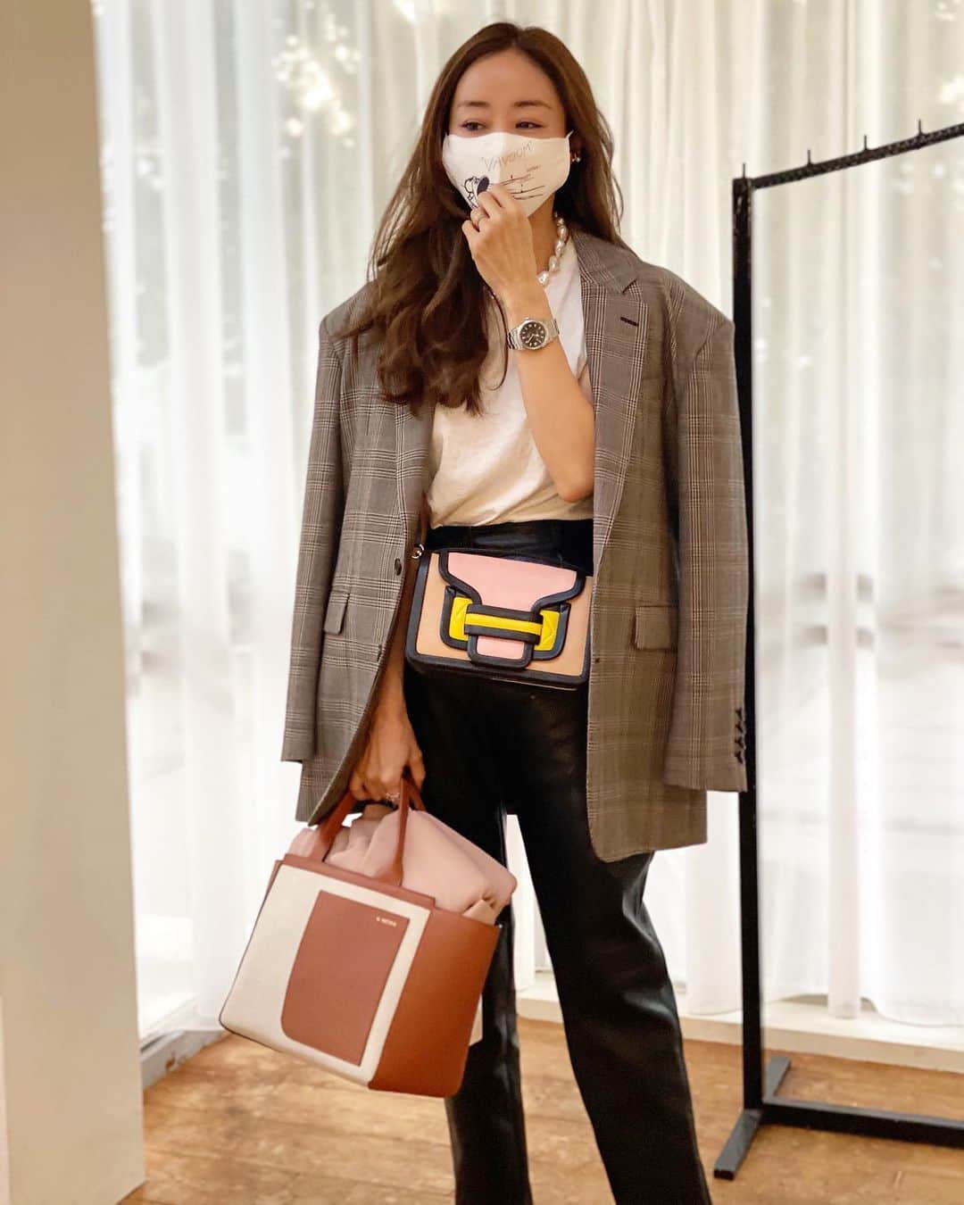 神崎恵さんのインスタグラム写真 - (神崎恵Instagram)「以前質問をいただいていた👜とスカート。 bagは　#Valextra スカートは　#madisonblue です。 valextraのbag、使いやすすぎて、二つ使いするときも。  ノースリーブなのは、以前の画像だからです。今は袖あり着ています〜。大丈夫。」10月2日 12時00分 - megumi_kanzaki