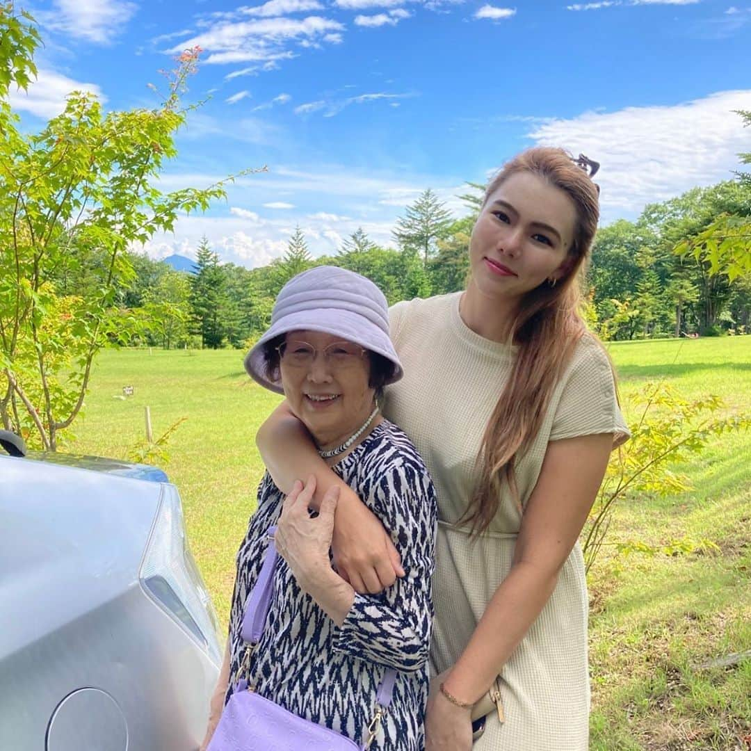 八巻セイラさんのインスタグラム写真 - (八巻セイラInstagram)「My granny tomo 💕 Love spending my days off with you  おばあちゃんのともです🌟 これは一緒に草津にお出かけした日の写真! ちょっと前に病気をして入院してたけどすごく元気になってきてよかった！  これからももっと元気になって長生きしてね🥰  #可愛い #おばあちゃん #草津 #お出かけ #お天気 #大きい孫 #紫 #大好きなの #猫も #ゴルフ女子 #ゴルファー #草津温泉 #緑が綺麗 #息抜きに #最高」10月2日 12時02分 - sarahyamakibranch