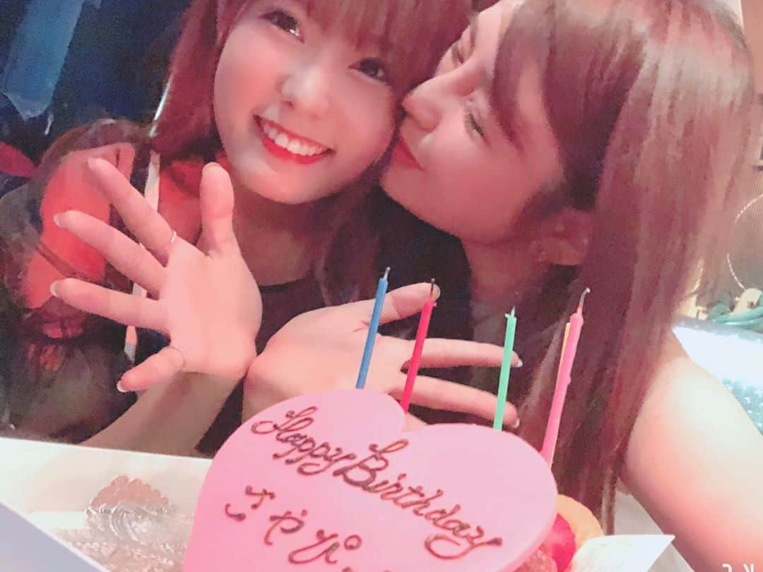 蒼井彩加のインスタグラム：「ちょっと早いお誕生日をして貰いました。 ななみんいなくなってお手洗い行ったのかなって思ったらケーキ持って出てきて 全部準備してくれてたんだって😭 ありがとう😭💓  #birthday #surprise #宮瀬七海　#rq #love #birthdaycake #happy #happyhour #happytime #girlsnight」