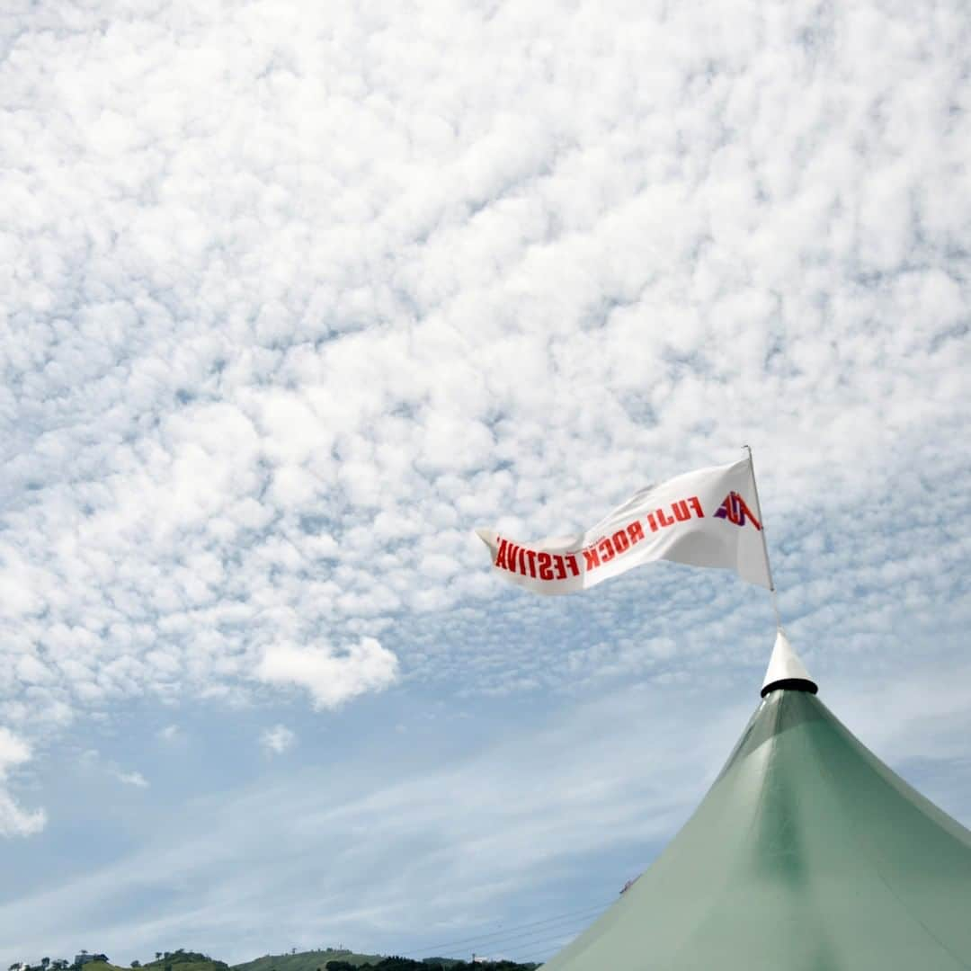 フジロック・フェスティバルさんのインスタグラム写真 - (フジロック・フェスティバルInstagram)「FUJI ROCK FESTIVAL'20 LIVE ON YOUTUBEにおける寄付金のご報告  8月21日（金）から24日（月）まで実施しました「FUJI ROCK FESTIVAL’20 LIVE ON YOUTUBE」にて、皆様からいただきましたスーパーチャットおよびスーパーステッカーの金額から手数料を引いた全額を、下記2団体へ寄付が完了したことをご報告いたします。  ▸ Music Cross Aid	2,907,461円 ▸ 国境なき医師団の「新型コロナウイルス感染症危機対応募金」2,907,460円  皆様の暖かいご支援・ご協力、誠にありがとうございました。引き続き、Keep On Fuji Rockin' SEE YOU IN 2021  ------------------------------ FUJI ROCK FESTIVAL ’20 LIVE ON YOUTUBE DONATIONS  The money donated by everyone via Super Chat and Super Stickers during the recent FUJI ROCK FESTIVAL ’20 LIVE ON YOUTUBE program held from Friday August 21st to Monday the 24th has been donated to the following organizations.  ▸ Music Cross Aid 2,907,461 Yen ▸ Medecins Sans Frontieres COVID-19 Crisis Fund	2,907,460 Yen  Thank you all for your warm support and cooperation. Everybody Keep On Fuji Rockin’ SEE YOU IN 2021!  More info >> link in bio @fujirock_jp  #キープオンフジロック #フジロック #fujirock #fujirockfestival」10月2日 12時21分 - fujirock_jp