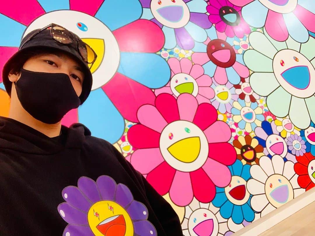 のインスタグラム：「"スーパーフラット" 解釈は正しいか分からないけど、固定概念とか偏見とか 無くして何事もフラットの視点で多角的に見れたら新しい考えが生まれてくるのかもね。 やっぱり美術館は好き🌼 芸術の秋好き💜  #現代美術 #Art#アート #stars展 #村上隆　さん #草間彌生　さん #奈良美智　さん」