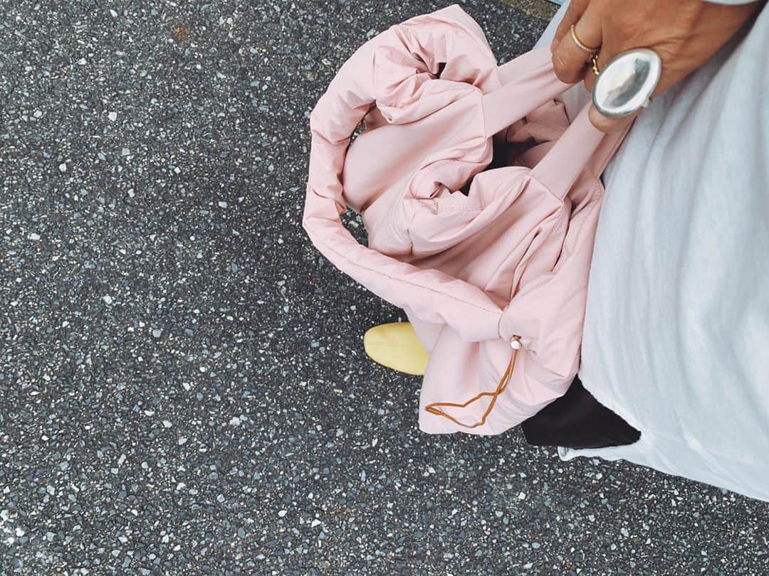 ジュジュのインスタグラム：「布団みたいなモコモコの、、、 . 大きな大きなshoulder bag🤍 . @jilsander  . お気に入りっ♫♫ . . #newin」