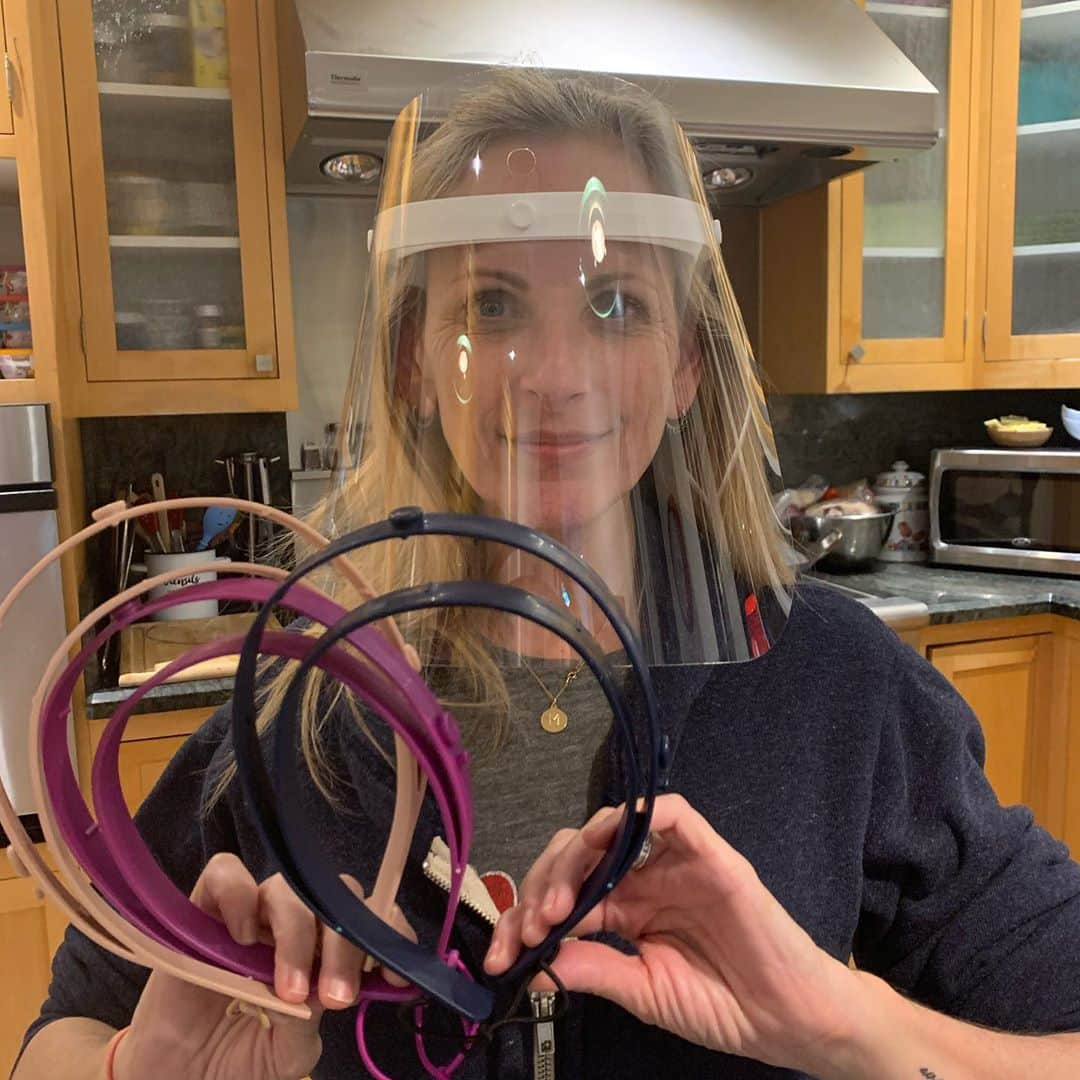 マーリー・マトリンさんのインスタグラム写真 - (マーリー・マトリンInstagram)「Thank you to my dear friend @kaitlynolah for creating this particular face shield! #familyfriend #soproudofher #staysafe #funcolorbandstochoosefrom 💜💜💜」10月2日 12時27分 - themarleematlin