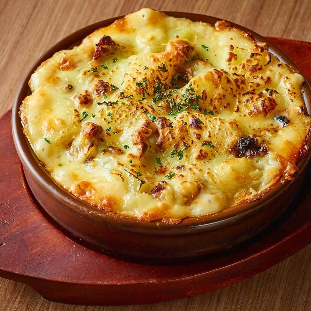 T.G.HEARTH TGハースのインスタグラム：「こんにちはハース恵比寿店です！﻿ 今日は華金ですね🥳﻿ お仕事頑張った自分へのご褒美にちょっぴり贅沢しちゃいませんか？﻿ ディナーお席少し余裕ありますのでご連絡お待ちしております♪♪♪﻿ ﻿ ﻿ テイクアウト限定チキンのご案内↓↓↓﻿ 当店名物ロティサリーチキン1羽まるごと¥1980🐓﻿ ☎️03-6416-9830﻿ ﻿ ◆ガレット（YouTubeで動画も見れるよ‼️）﻿ https://www.instagram.com/galette.galette/﻿ ﻿ https://m.youtube.com/channel/UC4nVtquelZgXuDnXWpCQ9sg﻿ ﻿ ◆Uber eats・menu・出前館によるデリバリー﻿ 11:30〜21:00﻿ ﻿ ◆LINE@登録お願いします♪﻿ https://lin.ee/g0H4jc6﻿ ﻿ ﻿ 皆さまの笑顔に会えますように！💕💕💕﻿ ﻿ #ハース恵比寿店#代官山ディナー#代官山ランチ#恵比寿グルメ#恵比寿ビストロ#恵比寿ディナー#代官山グルメ #ハース #代官山テイクアウト#恵比寿ランチ#ガレット#チーズ#ロティサリーチキン#恵比寿ご飯#menu#恵比寿ワイン#クレープ#渋谷ディナー#恵比寿チーズ#ローストチキン#渋谷グルメ#渋谷ランチ#渋谷チーズ#恵比寿カフェ#チーズケーキ#渋谷カフェ#恵比寿新聞#恵比寿ビール#チーズフォンデュ#恵比寿テイクアウト」