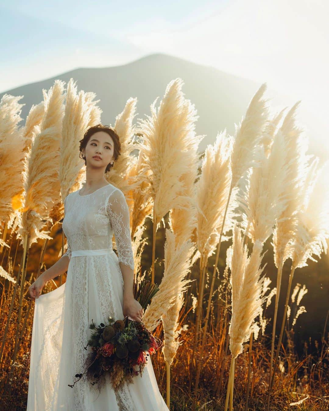 三戸セリカのインスタグラム：「秋が一番好き🌾🌕  #bridalphotography#autumnwedding#nature#weddingdress#weddinghair#ウエディングドレス#ブライダルヘア#ブライダルモデル#ドライフラワーブーケ」