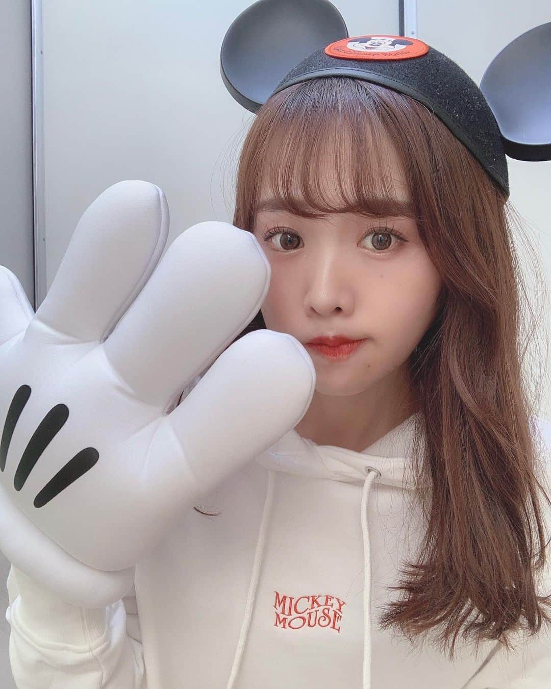 SHIHORINのインスタグラム：「⚐⚑⚐﻿ ﻿ SPIRALGIRLさんから﻿ ディズニーアイテムが売っているブランド﻿ 4GEEKs by SPIRALGIRLがデビューしたみたいっ✨﻿ ﻿ このフーディーも4GEEKs by SPIRALGIRLのだよ❤︎﻿ ﻿ 前はMICKEY MOUSEのシンプルなロゴで﻿ バックデザインはミッキーが🥺😍❣️﻿ 可愛い🥺🥺🥺🌹﻿ ゆったり着れるサイズ感も良い🐭♡﻿ ﻿ ﻿ はやくディズニーに着ていきたいなぁ🏰🤍﻿ ﻿ ﻿ ぜひチェックしてみてね！🤍﻿ ﻿ ﻿ @spiralgirl_official﻿ #4GEEKsbySPIRALGIRL﻿」