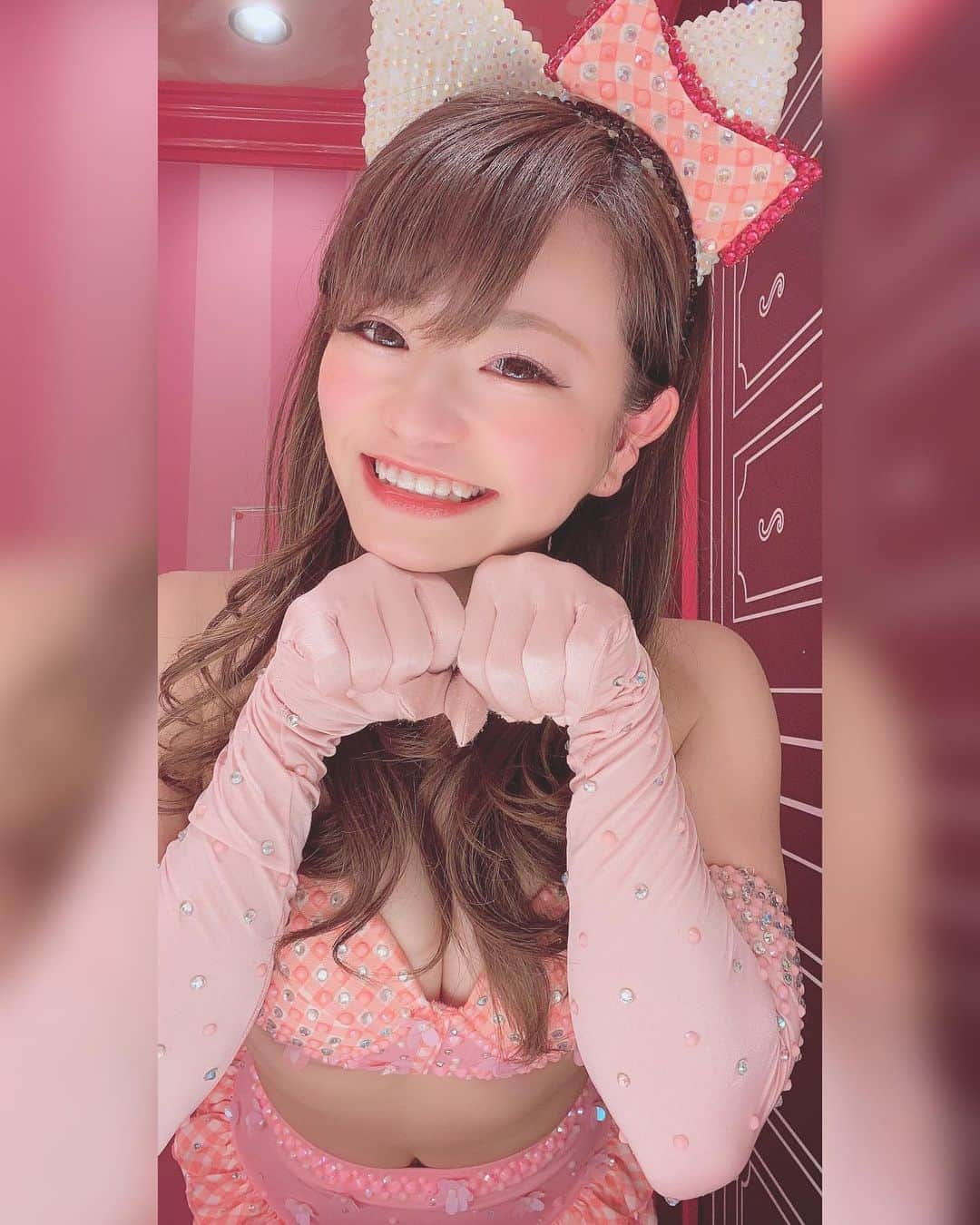 キティさんのインスタグラム写真 - (キティInstagram)「＊ . . 今週5連勤なので 久しぶりに体が元気ない😇 . . LINE@のクーポンが 今週でおしまいになるみたいなので 今日明日遊びに来てくれたらいいなあ🥰 . . ＊  #1mmでもいいなと思ったらいいね  #バーレスク大阪 #バーレスク東京  #burlesque #超楽しいの向こう側  #北新地 #バーレスク劇場 #グラビア #ショーガール #わがままボディ #八重歯女子 #instagood #相互フォロー #ばれすく #童顔女子 #チア #インスタ映え #ナチュラルメイク #followme #showgirl #like4like #burlesqueosaka  #burlesquetokyo  #家にいよう #コロナに負けるな #おうち時間 #TikTok #stayhome」10月2日 12時38分 - burlesqueosaka_kitty