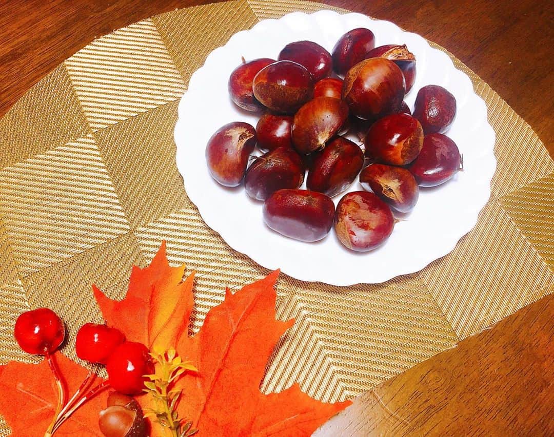 のインスタグラム：「栗をいただきました🌰 栗ご飯にしてもらえました🍚✨  ※皆さまご心配をおかけしています。 いつもありがとうございます。」
