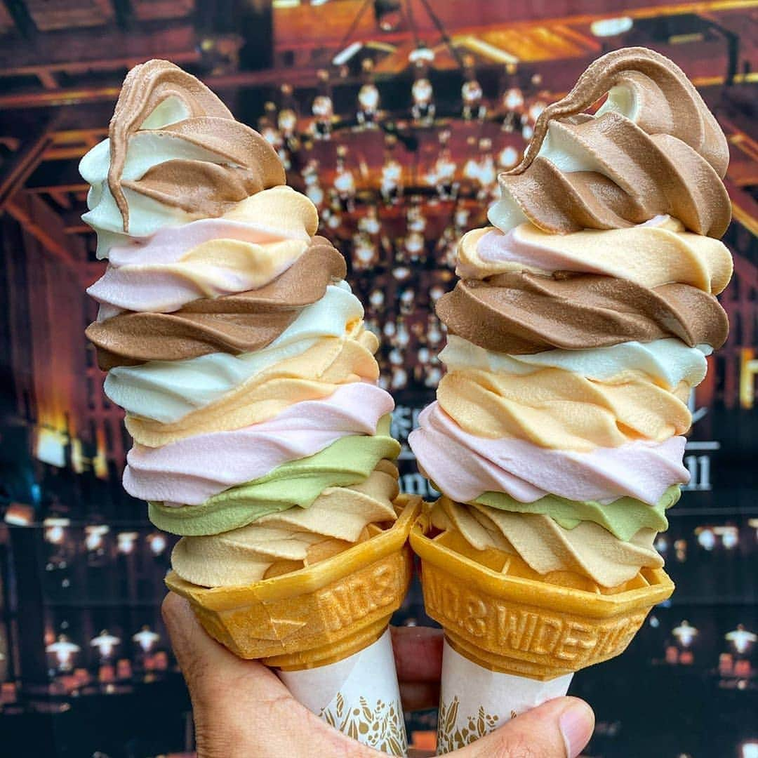 4meee!さんのインスタグラム写真 - (4meee!Instagram)「＼ゆめみたいなソフトクリーム🍦／﻿ ﻿ ﻿ ﻿ 北海道の北一ガラス三号館で食べられるのは﻿ 8段ソフト¥650（税込）﻿ ﻿ 小樽の北一ガラス三号館テラスで販売されている名物の8段ソフト。﻿ ﻿ ﻿ 季節によって組み合わせは変わるんです🍦﻿ 写真のものは﻿ ・北一特濃牛乳&生チョコ﻿ ・いちご&メロン﻿ ・生チョコ﻿ ・北一特濃牛乳﻿ ・メロン﻿ ・いちご﻿ ・抹茶﻿ ・塩キャラメル﻿ ﻿ ﻿ 季節限定のものや、その場でしか食べられないものをつめこんで、夢のソフトクリームをたのしんでみて♡﻿ ﻿ ﻿ ■#4meee_cafe﻿ 📍北海道小樽市堺町7-26﻿ 🕛9:00〜18:00﻿ ﻿ ﻿ ﻿ Photo by﻿ @﻿ ﻿﻿ 流行りのアイテでムやスポットには　@4meee_com をタグ付けして投稿してください🎀﻿﻿ .﻿ #4MEEE#フォーミー#アラサー女子#女子力向上委員会﻿﻿ #北一硝子三号館﻿ #札幌cafe﻿ #札幌カフェ﻿ #札幌カフェ巡り﻿ #札幌スイーツ﻿ #札幌グルメ﻿ #北海道カフェ﻿ #北海道スイーツ﻿ #カフェ﻿ #カフェ好きな人と繋がりたい﻿ #スイーツ﻿ #スイーツ巡り﻿ #スイーツ好きな人と繋がりたい #parfait﻿ #札幌パフェ﻿ #パフェ﻿ #ソフトクリーム﻿ #ソフトクリーム好きな人と繋がりたい﻿ #softcream﻿ #北海道ソフトクリーム﻿  #小樽﻿ #小樽グルメ﻿ #小樽カフェ﻿ #小樽スイーツ﻿  ﻿」10月2日 12時47分 - 4meee_com