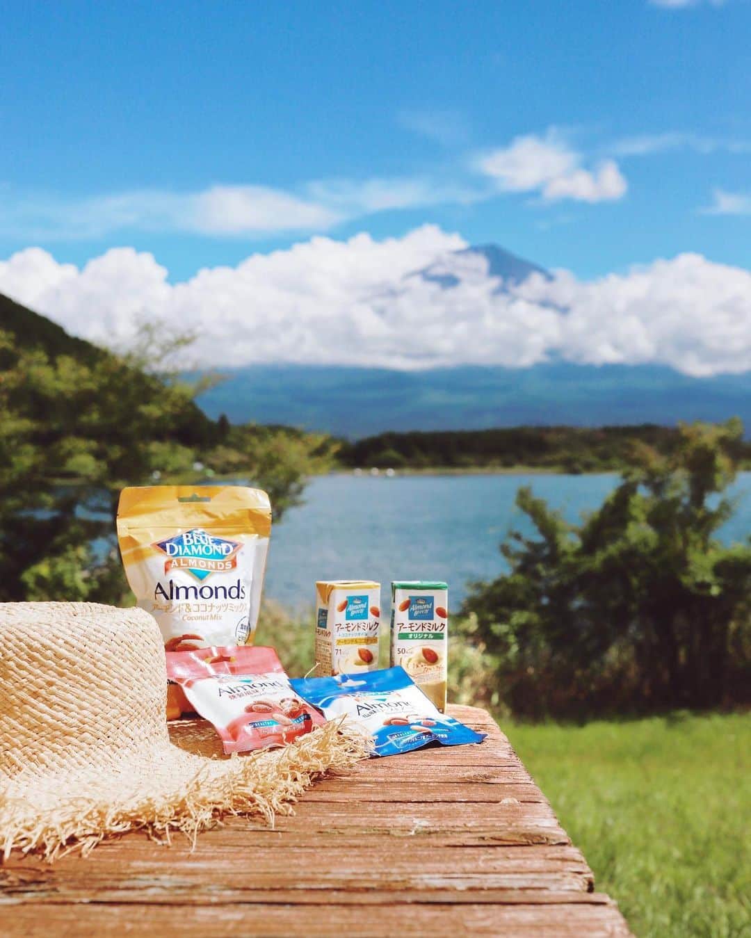 のインスタグラム：「あっというまに夏がすぎ、もう10月🍁  外で過ごすのが気持ちいい季節です🏕☀️  ブルーダイヤモンドのアーモンドと一緒に、お出かけしてみませんか？ 🌈  #ブルーダイヤモンドアーモンド #アーモンドブリーズ #アーモンドミルク #productofcalifornia #madewithcaliforniaalmonds #bluediamondgrowers #almondbreeze #bluediamondalmonds #almondmilk #アーモンド #植物性ミルク #渋谷カフェ #原宿カフェ #富士山 #田貫湖 #田貫湖キャンプ場 #キャンプ女子 #アウトドア女子 #山が好き #富士山キャンプ #湖畔キャンプ」