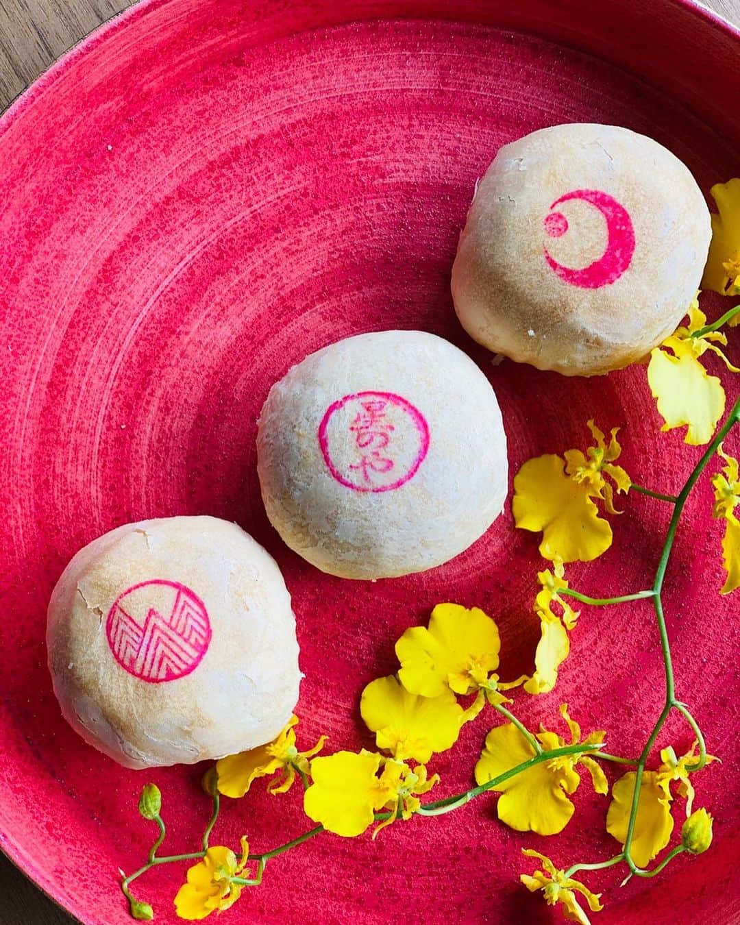 HOSHINOYA｜星のやさんのインスタグラム写真 - (HOSHINOYA｜星のやInstagram)「Happy Moon Festival! In Chinese culture, mooncakes symbolize family reunion.  #hoshinoya #hoshinoyaguguan #hoshinoresorts #taiwan #taichung #moonfestival #mooncake #hotspringresort」10月2日 12時57分 - hoshinoya.official