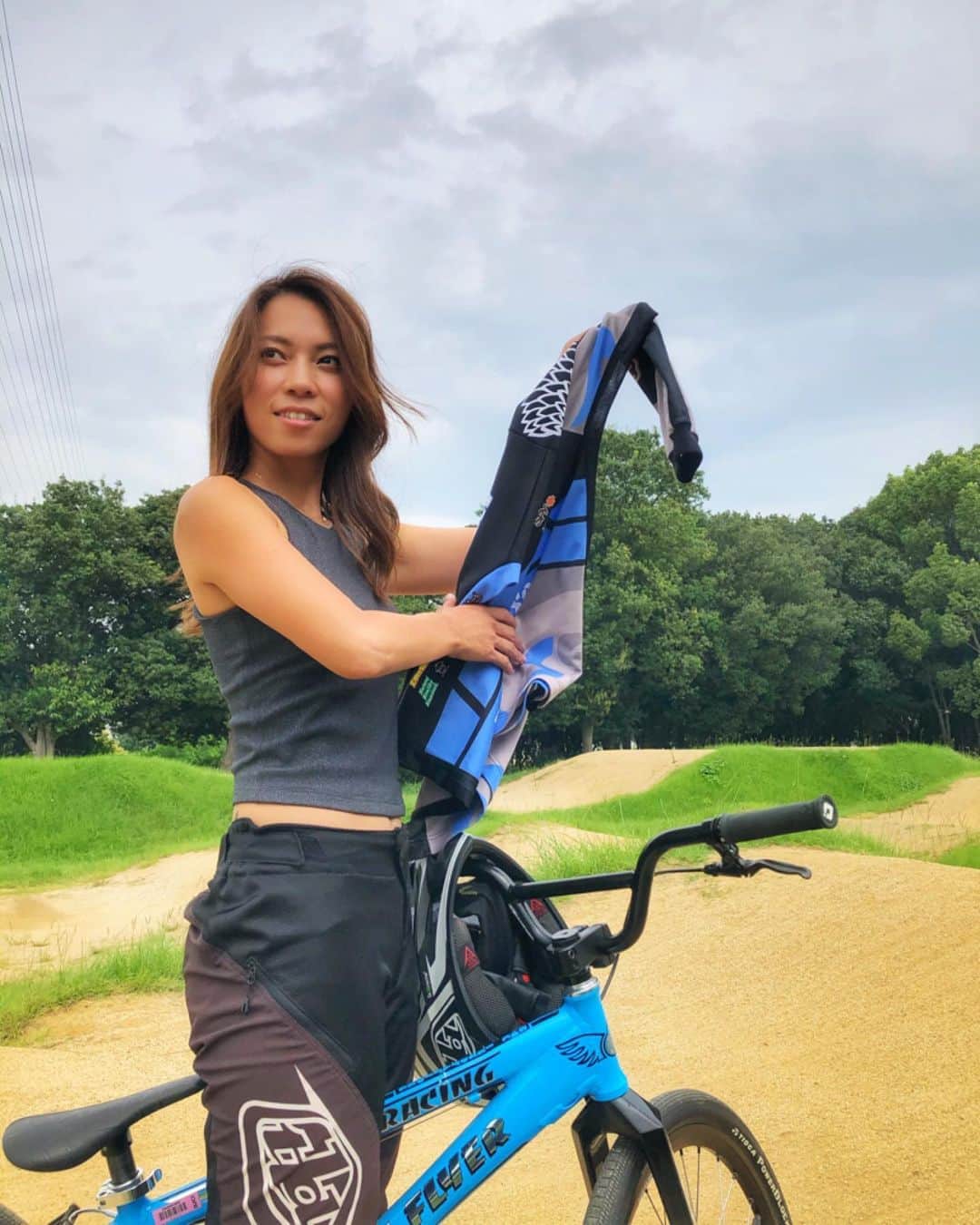 飯端美樹のインスタグラム：「朝晩涼しくなったけど、練習してるとまだまだ暑いね🌞 毎年この時期体調崩しがちやから気をつけよ💦 #sebikeslife」
