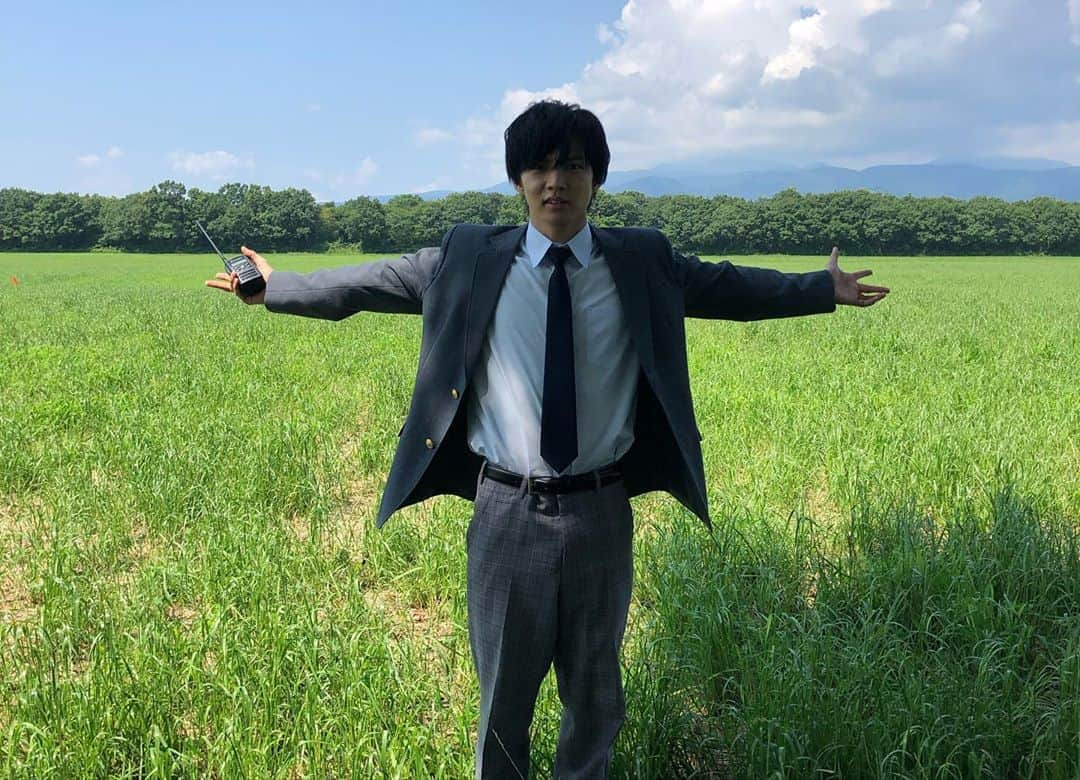 佐藤大樹さんのインスタグラム写真 - (佐藤大樹Instagram)「遂に公開だー！ 色んな思い出が蘇ります。 久保監督が僕に直接オファーしてくれた時 第一声が「大樹、まだ制服着れる？笑」でした😂 当たり前じゃないですか！まだまだ着れます！笑 そこから企画を聞いてすぐ二つ返事で答えました！ 橋本環奈さんとW主演を務める事が出来たこと ずっと共演したかった佐藤流司君と芝居が出来たこと 何より大好きな久保組に座長として参加出来たこと 本当に嬉しかったです！一生の財産になりました！ ひとりでも多くの方にこの作品が届きますように。 見た後に自分の"好き"を 諦めない勇気をもらえる作品です。 ぜひ、劇場でご覧ください🎬 #小説の神様 #EXILE #FANTASTICS #佐藤大樹」10月2日 12時55分 - taiki_sato_official