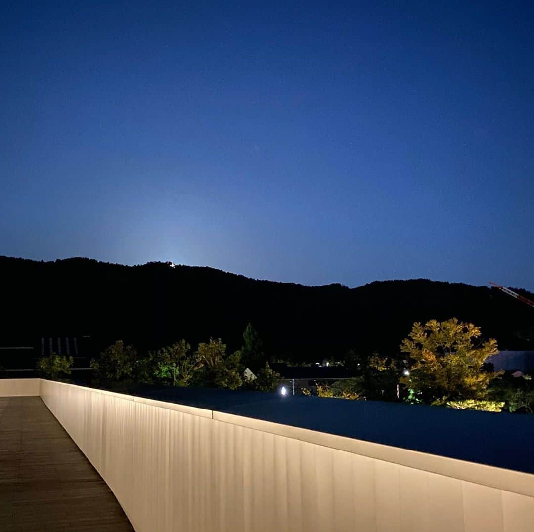 林信行のインスタグラム：「I don’t remember seeing a moon rise before. The #HarvestMoob at #KYOCERAMUSEUM」