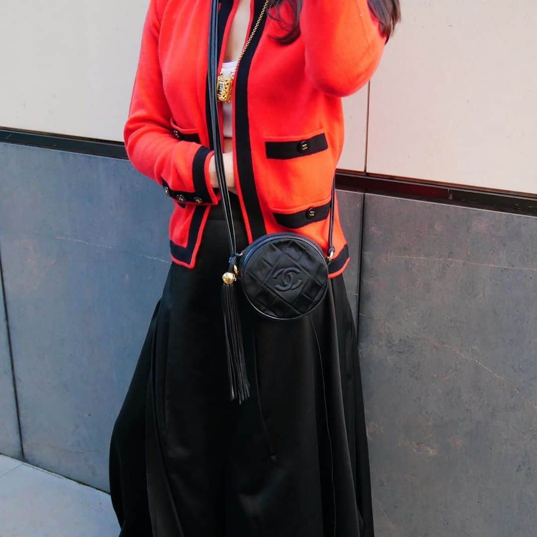 Vintage Brand Boutique AMOREさんのインスタグラム写真 - (Vintage Brand Boutique AMOREInstagram)「Vintage Chanel round shoulder bag.  On website search for AO16605.  Free Shipping Worldwide ✈︎  DM for more information 💌info@amorevintagetokyo.com #AMOREvintage #AMORETOKYO #tokyo #Omotesando #Aoyama #harajuku #vintage #vintageshop #ヴィンテージ #ヴィンテージショップ #アモーレ #アモーレトーキョー #表参道 #青山 #原宿#東京 #chanel #chanelvintage #vintagechanel #ヴィンテージ #シャネル #ヴィンテージシャネル #シャネルヴィンテージ #amoreomotesando #アモーレ表参道」10月2日 13時15分 - amore_tokyo