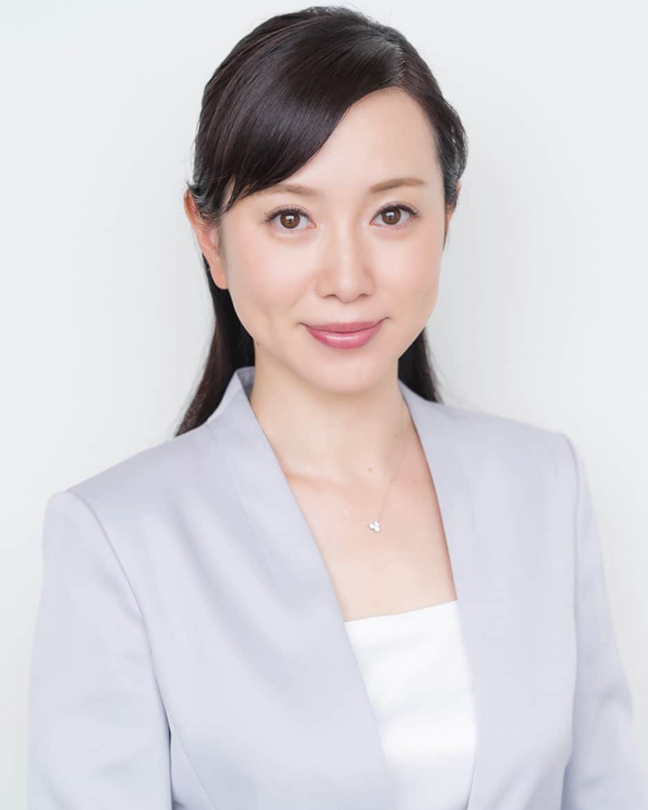 のインスタグラム：「. 会社四季秋のオンラインLiveセミナー で司会を担当させて頂きます🎙 ご興味のある方は、是非ご参加ください ⬇️ https://s.toyokeizai.net/category/SEMINAR/SEMINARMV_SKH_202010.html 会社四季報 秋のオンラインLiveセミナー(2020年秋) . コロナ禍のなか、上昇していたテック株や金価格が乱高下。国内でも「スガノミクス」銘柄が動意づくなど、今秋以降のマーケットは一段と大きく変動しそうです。今回は“会社四季報の達人”エミン・ユルマズ氏が、日本企業の｢withコロナ時代の勝ち組｣を探るとともに、日米の政治を熟知する双日総合研究所の吉崎達彦氏が、マーケットを一変させかねない米大統領選＋選挙後のアメリカ政治経済を展望します。当日はスペシャルゲストとして世界3大投資家の1人、ジム・ロジャーズ氏も特別出演。10月16日の夜は、大統領選挙前の四季報ナイト！ぜひお早めに申し込みください。  . 開催日時 2020年10月16日（金）20：00～21：15 ご参加のみなさまには当日までにセミナーURLをメールでお送りします 参加費 7,000円（税込） ご参加特典 ジム・ロジャーズ最新著書『ジム・ロジャーズ 大予測』（もしくは別の1冊）を参加者全員にプレゼント。また、ご視聴後のアンケートに回答いただいた方には「会社四季報オンライン」のトライアル版を一定期間お試しいただけます。 ご購入締め切り 2020年10月14日（水）23:59（先着200名様限定） プログラム 「コロナバブル」持続か？崩壊か？会社四季報で発掘！米大統領選後も強い日本株の見つけ方 第1部：20:05～20:30 　参加者だけに伝授！最新の四季報で見つけた強い銘柄 　（出演）エミン・ユルマズ  第２部：20:30～20:55 　11月3日の米大統領選、勝つのはどちらか？ 　（出演）吉崎達彦  第３部：21:00～21:15 　米大統領選後のマーケットは史上最大の大波乱！？ 　（特別出演）ジム・ロジャーズ　※録画出演 　（出演）エミン・ユルマズ、吉崎達彦、山本直樹、猪澤顕明 出演者ご紹介 エミン・ユルマズ（複眼経済塾塾頭） 国際エコノミスト、為替ストラテジストとして世界の株式に精通。16歳で国際生物オリンピック優勝。東京大学工学部・同大学院卒業後に野村證券入社、M&Aアドバイザー業務等に従事。2016年に複眼経営塾取締役・塾頭に就任。｢会社四季報オンライン｣を始め、数多くのメディアで大活躍中。近著に『米中冷戦のはざまで日本経済は必ず浮上する』（かや書房）など。  吉崎達彦（双日総合研究所チーフエコノミスト） かんべえの名前でテレビやラジオなど親しまれ、日米の政治にも精通するエコノミスト。一橋大学卒業後、日商岩井入社。米国ブルッキングス研究所客員研究員や経済同友会代表幹事秘書などを経て2004年から現職。日銀第28代総裁の早速優氏の懐刀だったことは知る人ぞ知る事実。同氏のブログ『溜池通信』は連載500回超。主な著書に『アメリカの論理』（新潮新書）『ヤバい日本経済』（東洋経済新報社、共著）など。   山本直樹（『会社四季報』編集長） 『オール投資』編集長、『週刊東洋経済』副編集長などを経て2019年から現職。   猪澤顕明（『会社四季報オンライン』編集長） 『東洋経済オンライン』副編集長などを経て2020年から現職。   司会：江連裕子 キャスター。元日経CNBCのメインキャスターを経て現在はラジオNIKKEIの経済キャスターを務めるなど、幅広い経済分野で活躍。   セミナーに関するお問い合わせ 本セミナーに関するお問い合わせは下記までお願いいたします。 tk_seminar@toyokeizai.co.jp . #東洋経済 #四季報 #四季報好きとつながりたい #四季報オンライン #司会 #司会者 #司会業 #江連裕子 #株式投資 #株 #株初心者 #投資 #投資初心者 #マーケット」