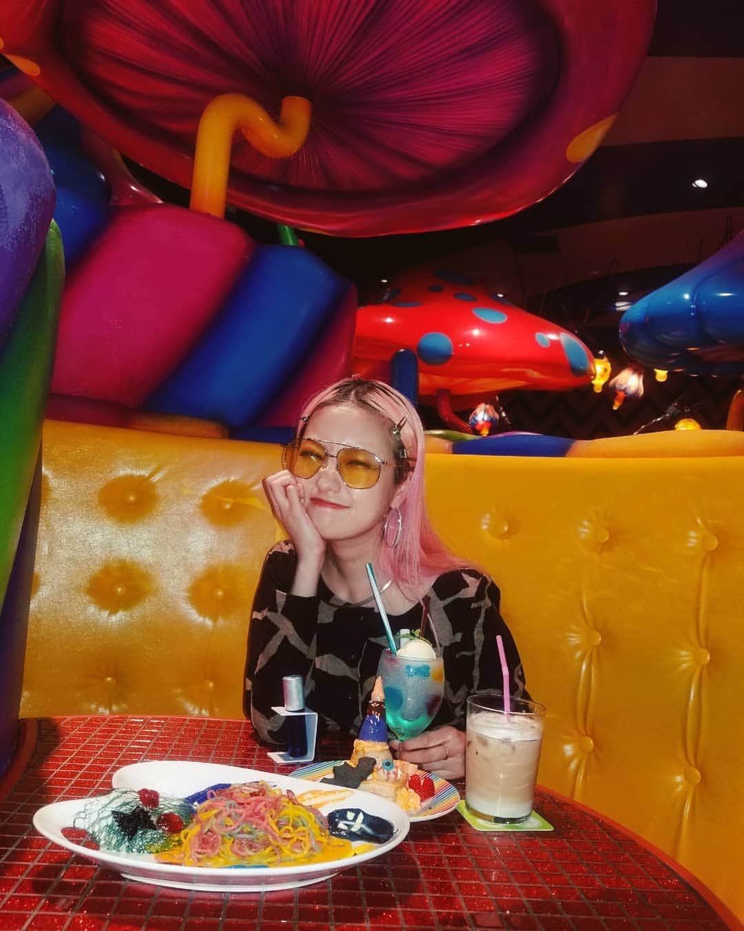 小林レイミのインスタグラム：「Halloween party🎃🍝🎂🍄🧡🖤  #halloweendishes #halloweenparty #halloween #Kawaiimonstercafe #kawaii #harajuku #otaku #tokyotrip #traveljapan #japan_trip #原宿 #限定メニュー食べる派」