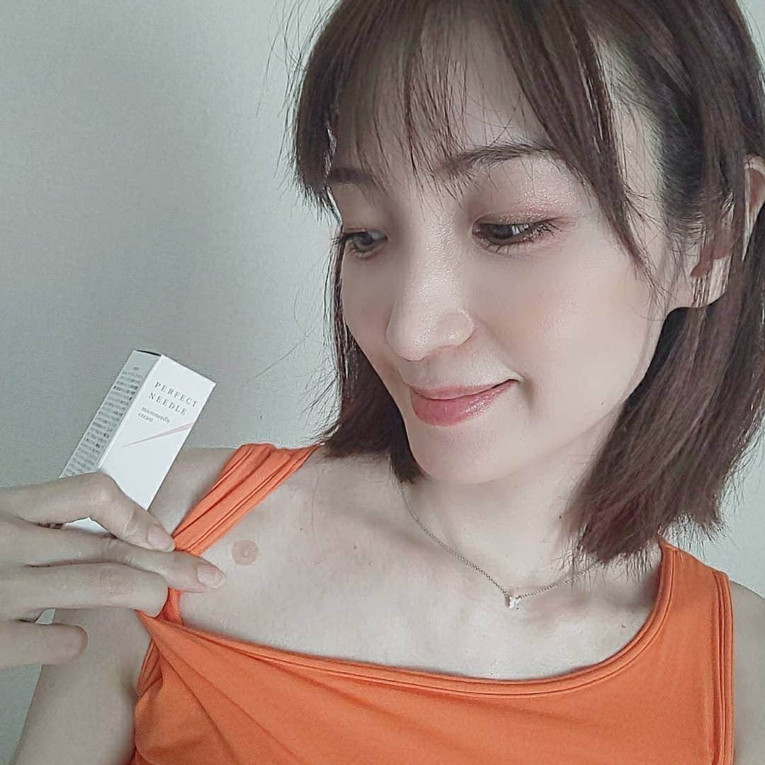 藤原宏美（ひろみん）さんのインスタグラム写真 - (藤原宏美（ひろみん）Instagram)「【チクチクするのは浸透の証】  今朝は初めてzoomでの打ち合わせ。 今までTeamsばかりだったので、最初 音声が出なくてあたふたしましたが、 無事に終えてほっとしました♥️  はじめては色々ありがちですね🔰  さて、初めてといえば、こちらの マイクロニードルの美容クリーム🎵  美容鍼が化粧品になった感じです✨  塗った瞬間からチクチクチクッとするので、初めて使った時は衝撃すぎました🤣  クセになって、今やリピート2本目ですが😆  でもそんなチクチクは、浸透の証👍️  ヒト由来培養エキスなど、 美容成分を配合したマイクロニードルが 72時間かけてゆっくりと放出されるのだそう。。。  ちょうど昨日、整体&美容鍼の先生に ひ鍼をしてもらったところだし、 何だか私「鍼」づいています😊  @perfect_needle_   #パーフェクトニードル #マイクロニードル #チクチク #刺すクリーム #スキンケア #skincare  #FABIUS #ファビウス #monipla #fabius_fan #藤原宏美 #美容 #美 #beauty #クリーム #美容クリーム #目に見えない針 #美容鍼 #ひ鍼 #円皮鍼 #えんぴしん」10月2日 13時13分 - hiromint7