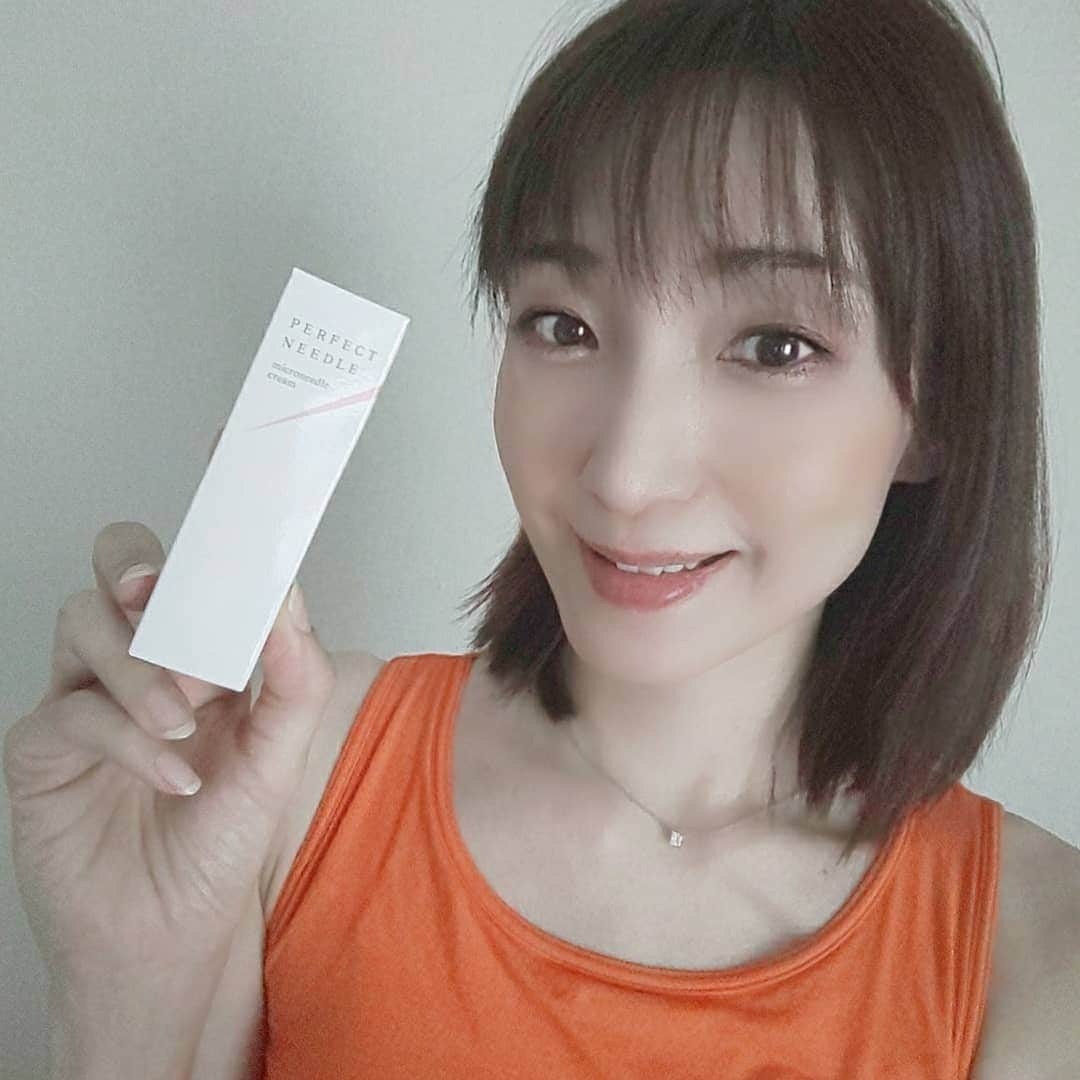 藤原宏美（ひろみん）さんのインスタグラム写真 - (藤原宏美（ひろみん）Instagram)「【チクチクするのは浸透の証】  今朝は初めてzoomでの打ち合わせ。 今までTeamsばかりだったので、最初 音声が出なくてあたふたしましたが、 無事に終えてほっとしました♥️  はじめては色々ありがちですね🔰  さて、初めてといえば、こちらの マイクロニードルの美容クリーム🎵  美容鍼が化粧品になった感じです✨  塗った瞬間からチクチクチクッとするので、初めて使った時は衝撃すぎました🤣  クセになって、今やリピート2本目ですが😆  でもそんなチクチクは、浸透の証👍️  ヒト由来培養エキスなど、 美容成分を配合したマイクロニードルが 72時間かけてゆっくりと放出されるのだそう。。。  ちょうど昨日、整体&美容鍼の先生に ひ鍼をしてもらったところだし、 何だか私「鍼」づいています😊  @perfect_needle_   #パーフェクトニードル #マイクロニードル #チクチク #刺すクリーム #スキンケア #skincare  #FABIUS #ファビウス #monipla #fabius_fan #藤原宏美 #美容 #美 #beauty #クリーム #美容クリーム #目に見えない針 #美容鍼 #ひ鍼 #円皮鍼 #えんぴしん」10月2日 13時13分 - hiromint7