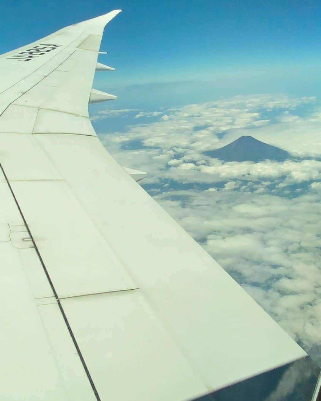 phantastic420のインスタグラム：「. 🤩🤩“Shizuoka” prefecture in Japan is a place where you can see the most “phantastic” Mt. Fuji🗻 in the world.🤩 #富士山 #mtfuji #japan #shizuoka #fujinomiya  #宮すた #miyasta @fujinomiyacity  #phantastic420photography #mostphantasticmtfuji #selamatpagi  #goodmorning  #おはようございます 😇😇😇😇😇😇😇🗻😇😇😇😇 上空から失礼致します✈️🤣 荷物の重量オーバーにより🤣寝てないので見えてよかったです🤣23kgって難しいですねぇ🤣普通に詰めたら30kgオーバー🤣余計なもの入れすぎなのですが😅🇹🇭にわざわざ宇宙グラス持ってく人なんているんですねぇ〜🥴狂ってます🤣 🇹🇭Thailand now 🤣 #サワディーカップ #サワディー」