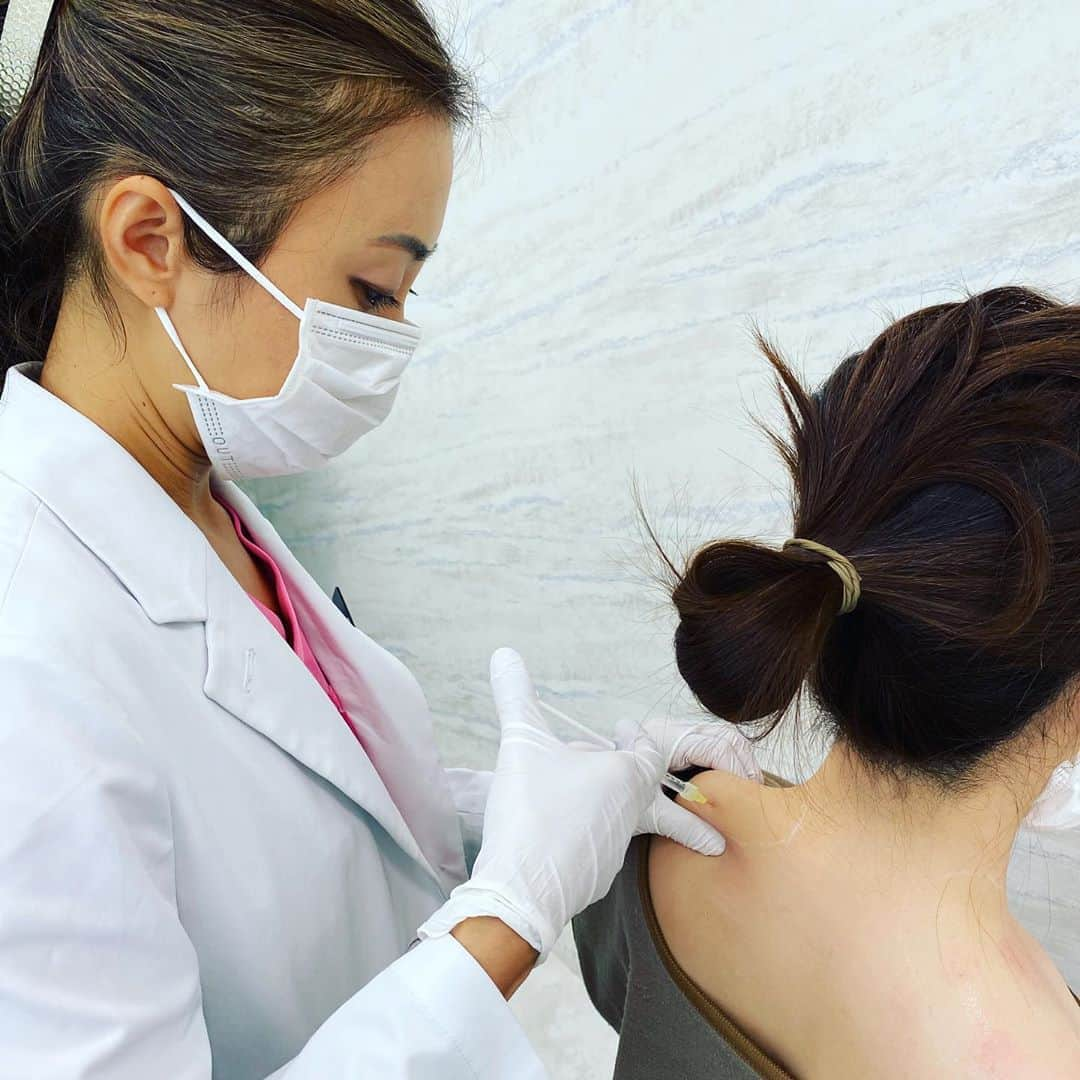 黒田愛美さんのインスタグラム写真 - (黒田愛美Instagram)「@zetith.aki 先生の #肩と僧帽筋ボトックス 💉😁 #肩凝り解消 と この肩の盛り上がりがなくなって、 首肩のラインがとてもスッキリして 首が長く見え、より美しくなります💕 #肩凝りボトックス #肩ボトックス #僧帽筋ボトックス #首スッキリ #ボトックス #ボトックス注入講師  #ボトックス注入指導医  #美容アンチエイジング専門医  #黒田愛美」10月2日 13時22分 - kurodaaimi