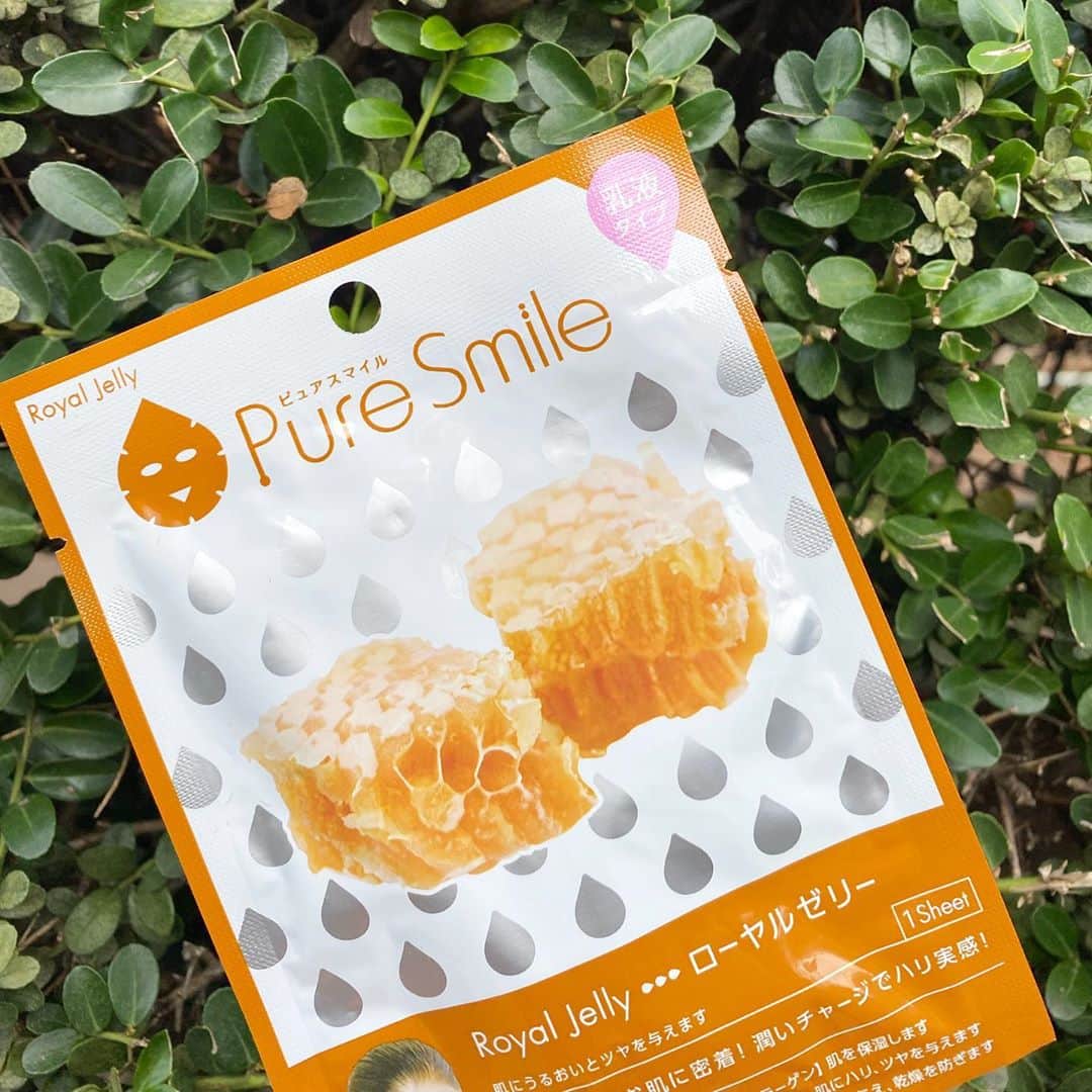 SunSmile(株式会社サンスマイル) 公式のインスタグラム：「なんだか最近急に寒くなってきましたね？😨  空気もなんだか乾燥している気が…🤫 そんなときは、乳液タイプのフェイスマスクでしっかり保湿を！  お好きなエッセンスを選んで楽しく保湿しましょ🌟🌟  #美容#美容液#フェイスマスク#パック#パック#フェイスマスクマニア#おこもり美容#乾燥#乾燥肌にオススメ#乾燥肌#美肌#肌荒れ#アラサー#アラフォー#美容アカウント」