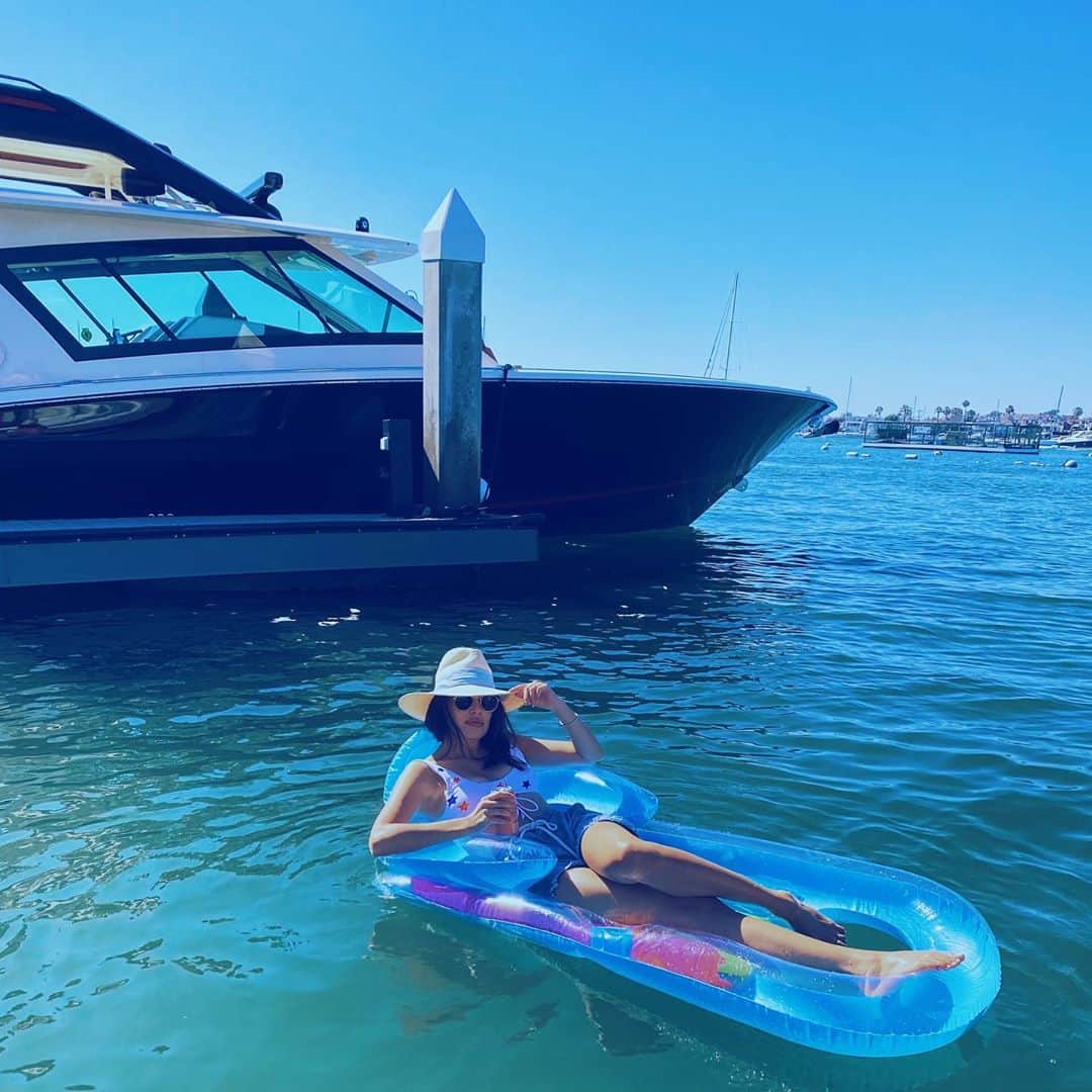 クロエ・ブリッジスのインスタグラム：「Welp since it’s October now and I want to put up my Halloween decorations with a clear conscience, here’s a bye-bye summer photo dump.  1. Drank in a raft 2. Adam got REALLY into cycling 3. Zoom classes to finish the degree which was… odd 4. Furiously tried to learn Spanish by covering my walls in verb tenses  5. We got tested. Adam barely felt anything and I cried like a baby 6. Ate in the backyard. Thought I would become a great cook during quarantine but nope just made the same two meals over and over 7. Finally picked a venue and a wedding date for next year (!!!) scary because covid but here’s to hoping  8. Boat stuff 9. More boat stuff 10. You get it」