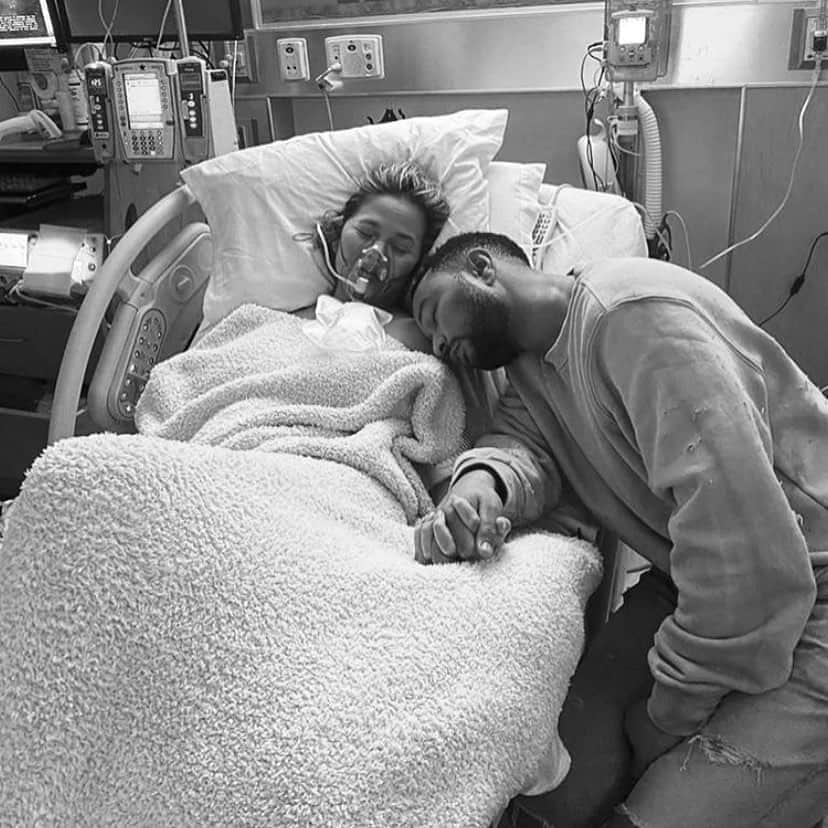 Average Parent Problemsのインスタグラム：「Last night, Chrissy Teigen shared this heartbreaking photo after the loss of her baby due to pregnancy complications. Right now she is getting a lot of hate for sharing so publicly, but I don’t think anyone should be able to tell anyone else what is an appropriate way to grieve. The Miscarriage Club is a very large club, but many of us are led to believe that we carry this pain alone. I wish when I had experienced my first miscarriage, I knew how common it was, so that I was more prepared. It happened at work. I was in a tremendous amount of pain, but discreetly found a co-worker friend to help me and get me to a hospital. I never explained why I left and I made sure I got all my work done the next day like nothing had happened. Women deal with so much in silence that the world never knows. Is that more healthy? I applaud Chrissy for putting this out there and letting us all grieve with her.」
