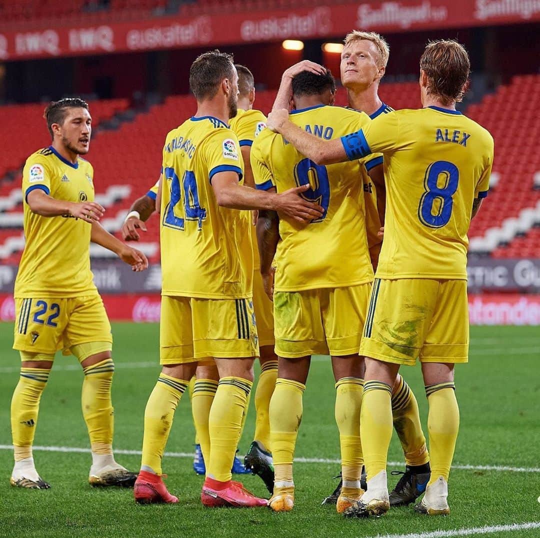 アレハンドロ・フェルナンデス・イグレシアスのインスタグラム：「Siempre lucharemos contra todo y contra todos...GRAN VICTORIA CÁDIZ! 💛💙  #mehandichoqueelamarillo #AF8」