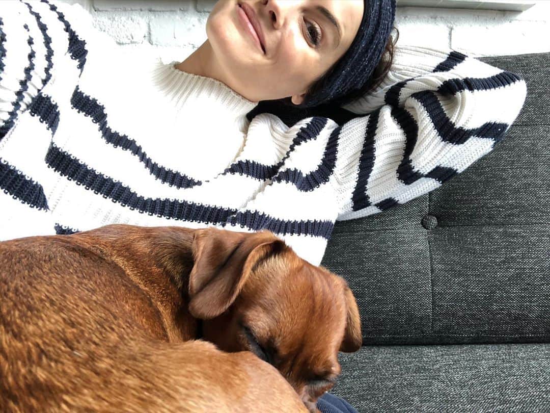 ジェイミー・アレクサンダーのインスタグラム：「So happy @sweettlou and @emmbalie let me dog sit sweet little Ripley again 😍 Such a little cuddle bug. 💕 #puppy」