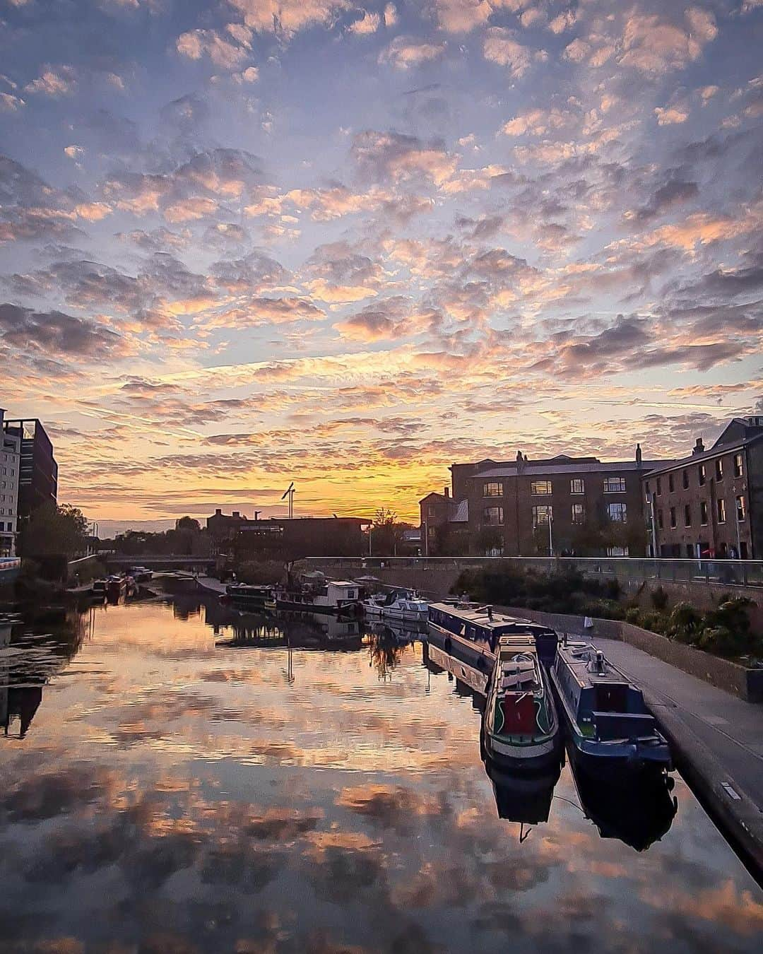 @LONDON | TAG #THISISLONDONさんのインスタグラム写真 - (@LONDON | TAG #THISISLONDONInstagram)「We’re being treated to some epic sunsets as we move in autumn! 🍂 How about this from @shotsdr?! 💥☀️🔥☀️💥  ___________________________________________  #thisislondon #lovelondon #london #londra #londonlife #londres #uk #visitlondon #british #🇬🇧 #kingscross」10月2日 4時31分 - london