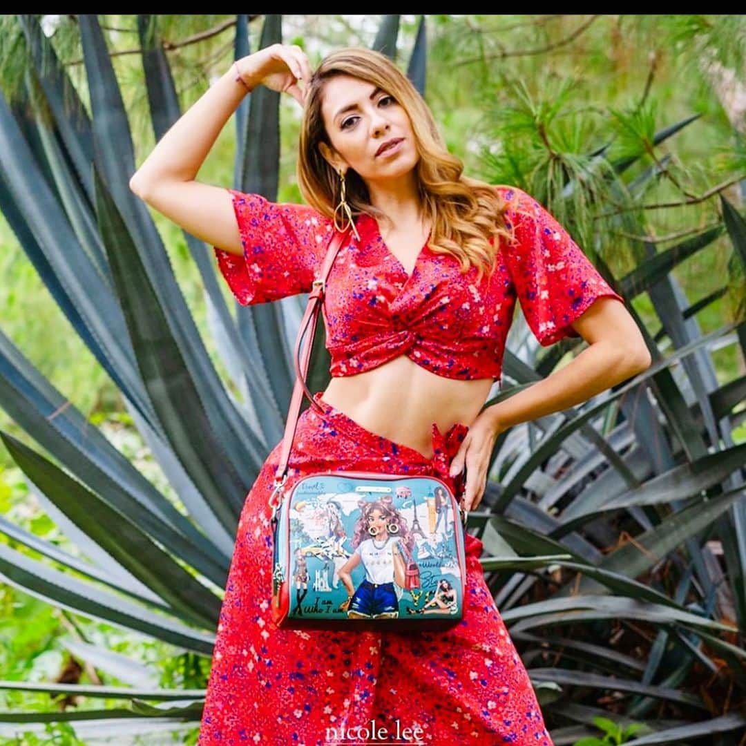 ニコールリーさんのインスタグラム写真 - (ニコールリーInstagram)「The Nicole Girls Fashion Print Messenger Bag will enhance your look on a night out!🥰 Tap the picture to see prices or go to the link in our bio to visit our official website to shop our new arrivals!  Credits to: @nicolelee.mia  #nicoleleeusa #nicolelee #nicoleleeespana #NLLOOK #lovemehatemeNL #handbag #fashion #potd #ootd #instafashion #outfitoftheday #springsummer2020 #bag #newarrivals」10月2日 4時32分 - nicoleleeusa