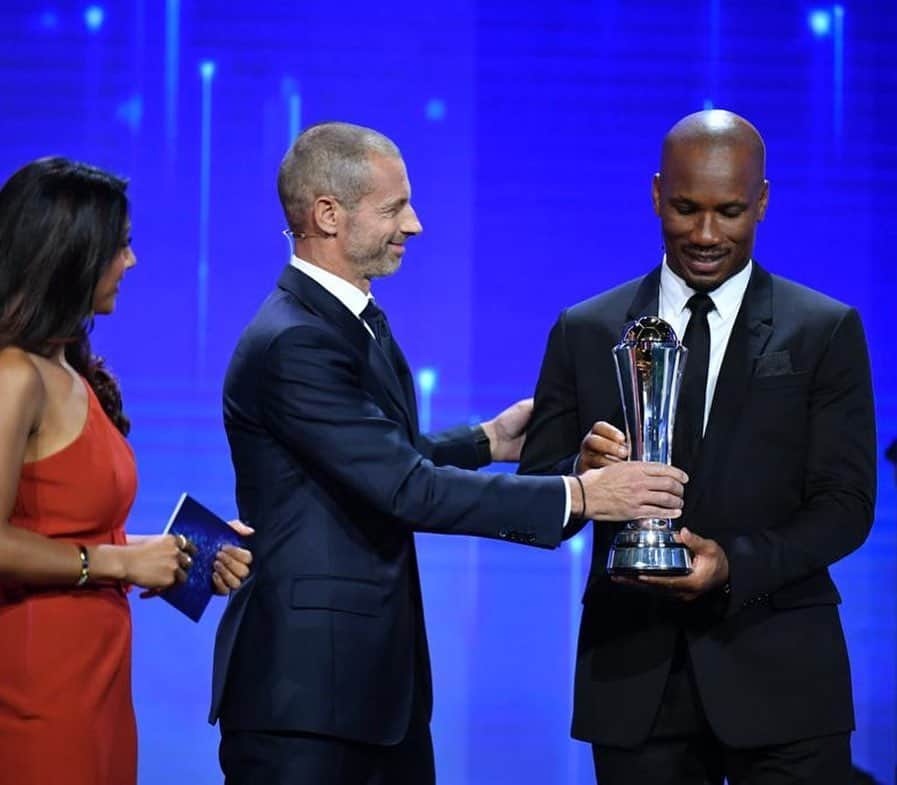 ディディエ・ドログバのインスタグラム：「I’m so proud to have been Given this recognition award,. Being among prestigious names like Eusebio, Di Stefano, sir Bobby Charlton, david Beckham, beckenbauer, Raymond Copa, Eric Cantona, Yoan Cruyff, Francesco Totti  A football team is a reflection of the society we live in  It’s a duty for us, all the different actors of the game but even more the players, to be roll models, to inspire positively, to promote tolerance, to make our sport even more inclusive, to share our emotions and of course to sweat hope!!!  The same hope that I had when I was six years old and said that I would become a professional football player, The same hope and belief that helped me to overcome adversity and win. The same hope for a better organisation that led me to run for the Ivory Coast FA. I want to thank @uefa_official , President Čeferin for honouring me, the teams I’ve played for and against , my teammates and all the people who have sent me so many nice messages of congratulations 🙏🏾  More than my achievements in football, I’m more proud of the man I’ve became through 20 years of football  education. @championsleague  #morethanjustagame #uefa」