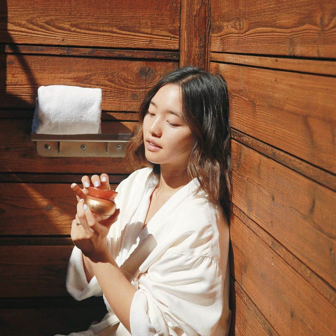 Jenn Imさんのインスタグラム写真 - (Jenn ImInstagram)「I swear each year my Umma and I have more and more in common: saunas, silence and @Sulwhasoo.us skincare. I have been loving their Concentrated Ginseng Renewing Skin to keep my skin buoyant and smooth. Give it a go the next time you’re at @Sephora.  #ad」10月2日 4時46分 - imjennim