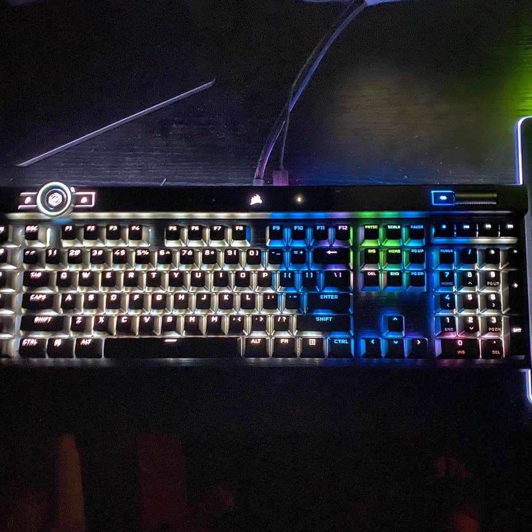 アレン・ジョーンズのインスタグラム：「Hey guys I just got the new K100 from Corsair, it’s their newest keyboard that just came out. I can’t wait to try it out.  Check it out at Corsair.com @corsair」