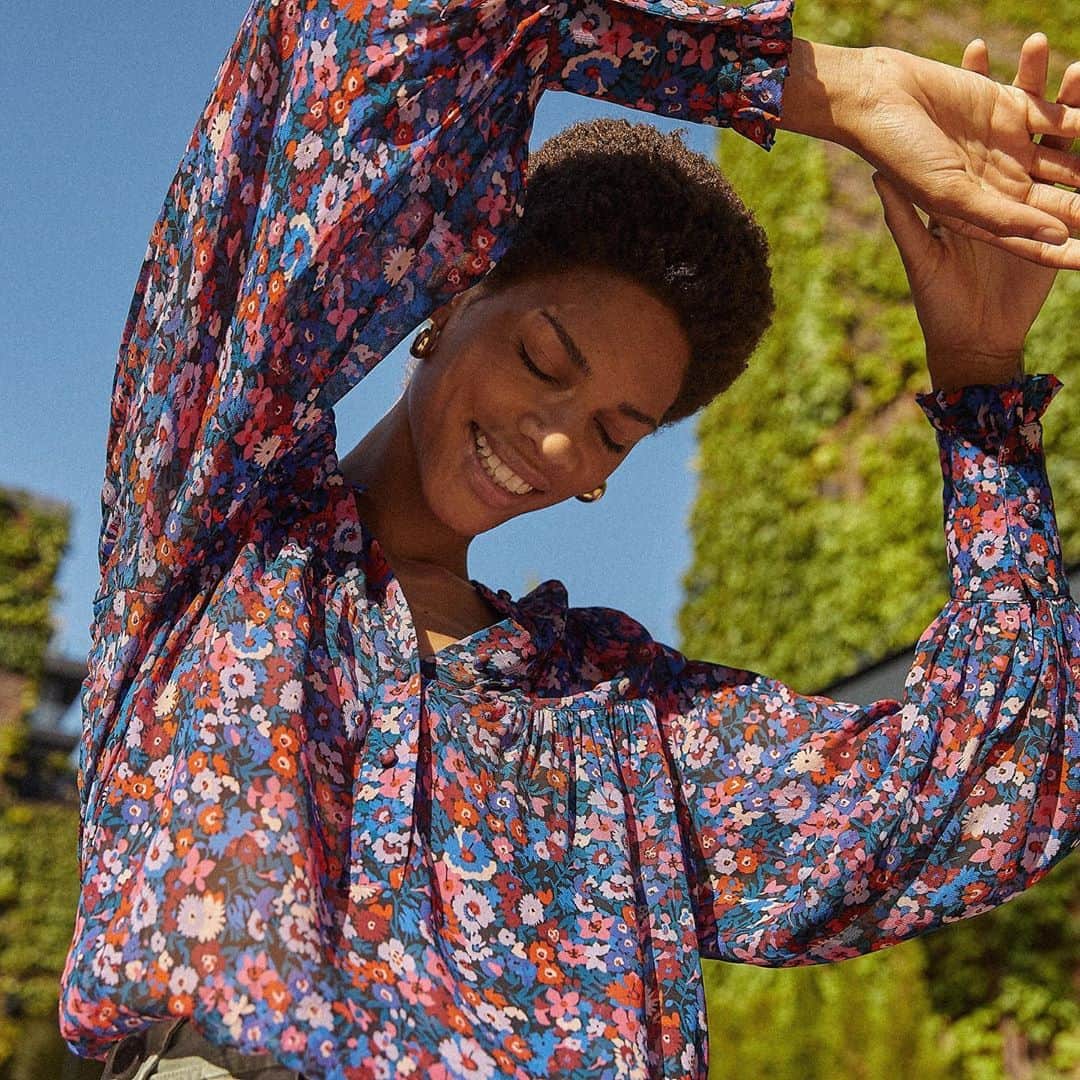 デレクラムのインスタグラム：「Our Lou Long Sleeve Blouse: crafted from a fluid multicolor floral print, features a classic silhouette with a relaxed fit.」