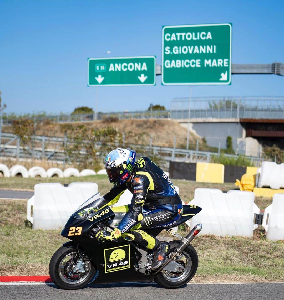 バレンティーノ・ロッシのインスタグラム：「Non ricordo mai se bisogna prendere per Ancona o per Bologna 🤔 Allenamento al @jeeperskartcattolica con la @vr46ridersacademyofficial  📸 @camilss」