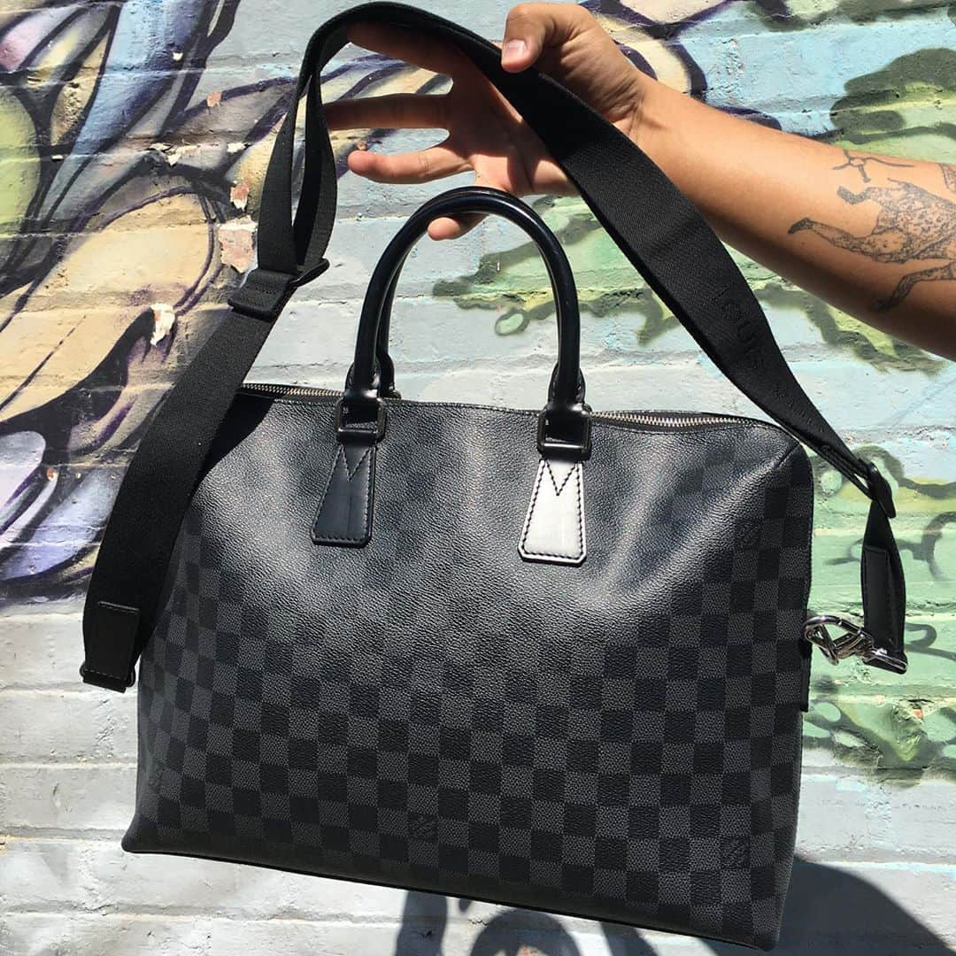 のインスタグラム：「New inventory from Japan! Over 30 LV Damier Bags will be available  Pasadena location 10/3(Sat) 12pm  Louis Vuitton Damier Graphite  Brief case $1,499 Crossbody $1,099 Boston bag $1,599 (Also available online) Find those items at our Pasadena location!   #luisvuitton #luxury #lv #damiergraphite #louisvuittonbag #louisvuitton #secondhand #louisvuittondamier #damier #keepall #louisvuittonkeepall #bostonbag #crossbodybag #briefcase」