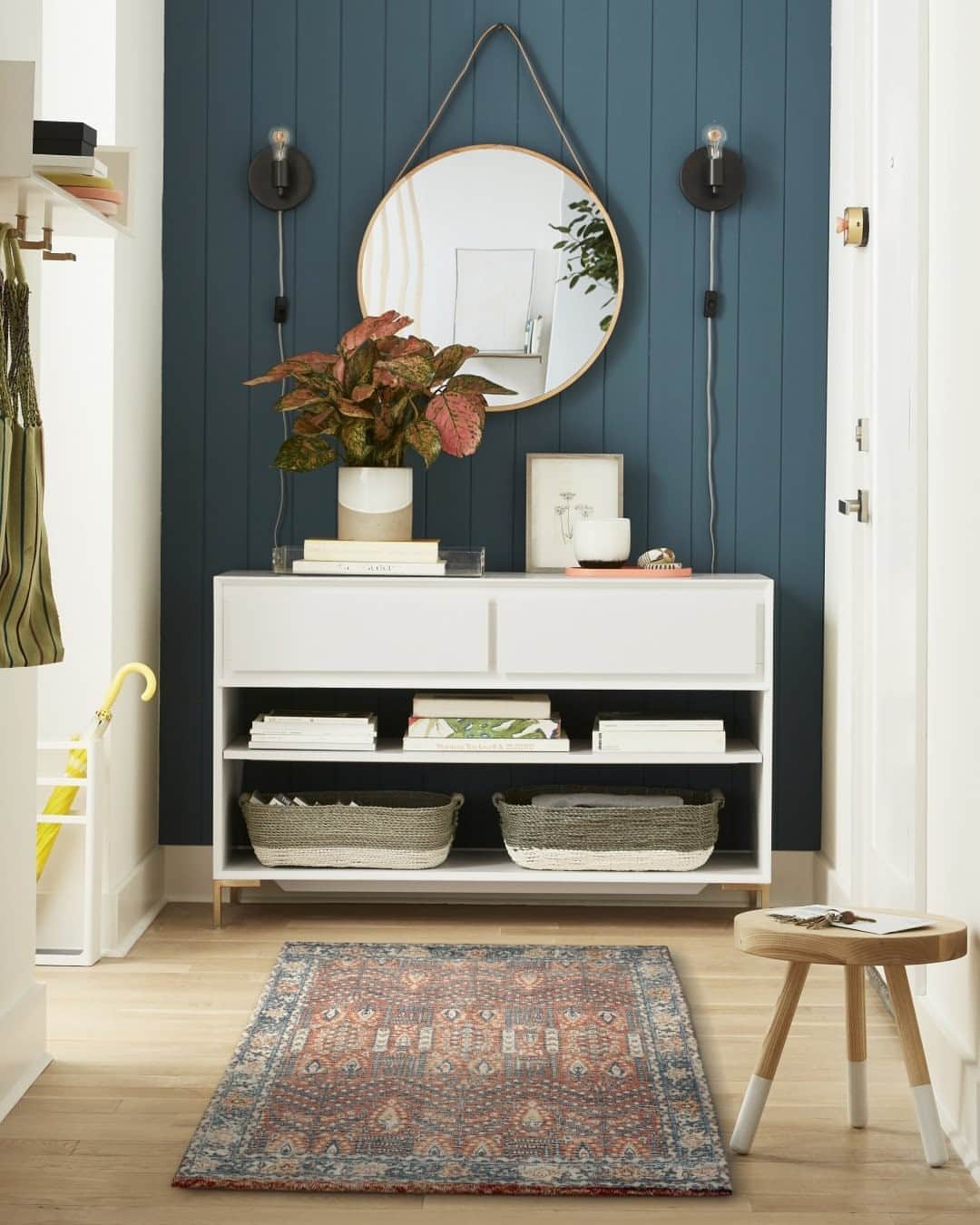 west elmさんのインスタグラム写真 - (west elmInstagram)「Welcome, welcome! 👋 You can customize your Nolan Entryway to fit your space just right, with streamlined storage to display or hide away. Link in bio to shop this look ✨」10月2日 5時01分 - westelm